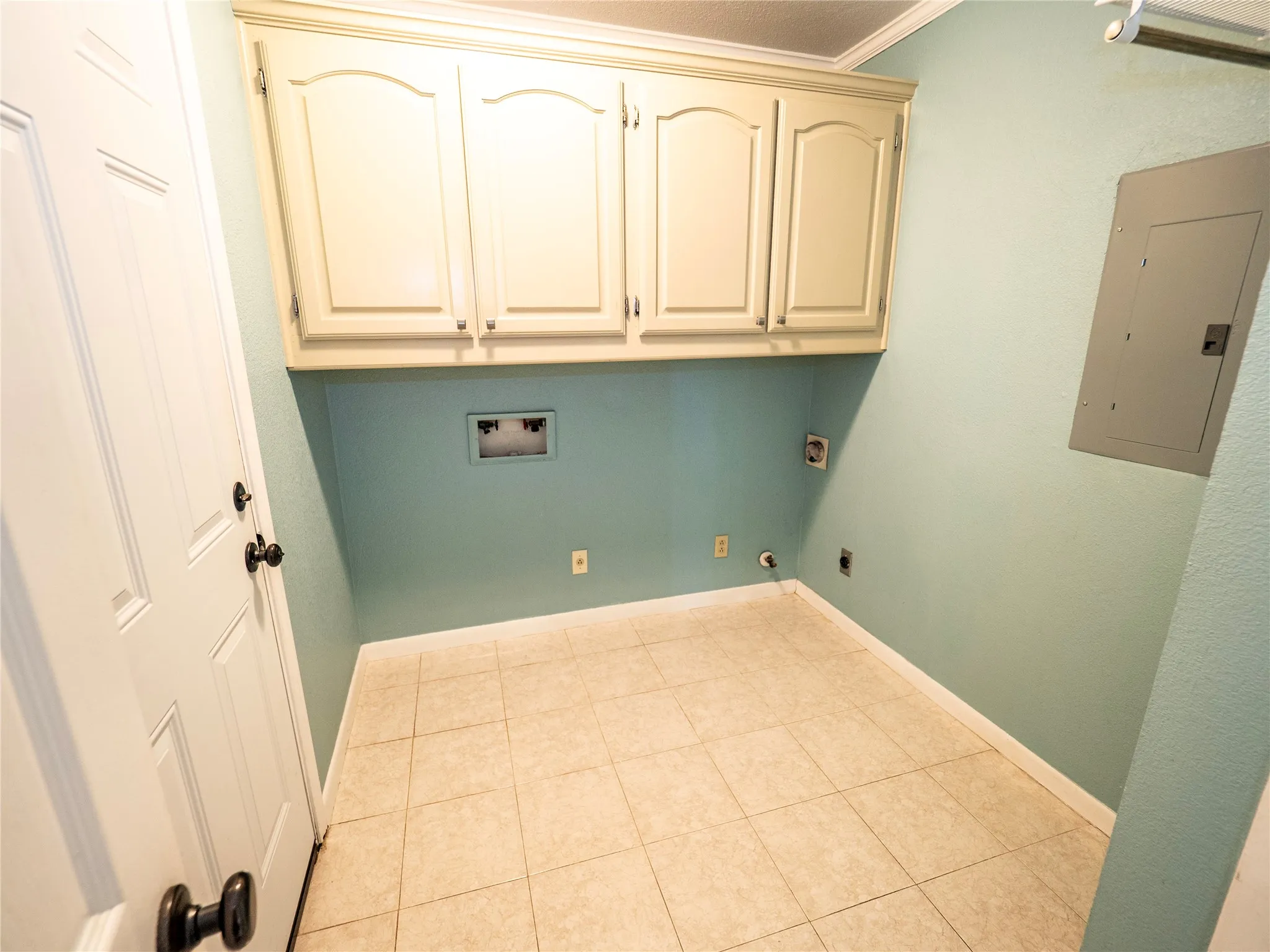 Single Family Residence For Sale in Tarrant County , 900 N Bowen Road, Arlington, Texas 76012, 3 Bedroom, 3 Bathroom, 2 Garage spaces, 1,910 Sqft, built in 1964, mls#21391191, Real Estate Agent in Arlington, Homes For Sale in Tarrant county, Homes For Sale in Arlington, Realtor in Arlington Texas, Real Estate Brokerage Independent Realty Texas, Luminita Cordes Realtor