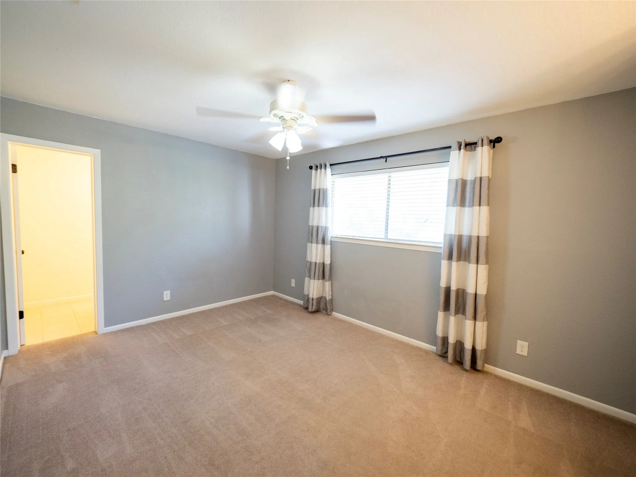 Single Family Residence For Sale in Tarrant County , 900 N Bowen Road, Arlington, Texas 76012, 3 Bedroom, 3 Bathroom, 2 Garage spaces, 1,910 Sqft, built in 1964, mls#21391191, Real Estate Agent in Arlington, Homes For Sale in Tarrant county, Homes For Sale in Arlington, Realtor in Arlington Texas, Real Estate Brokerage Independent Realty Texas, Luminita Cordes Realtor