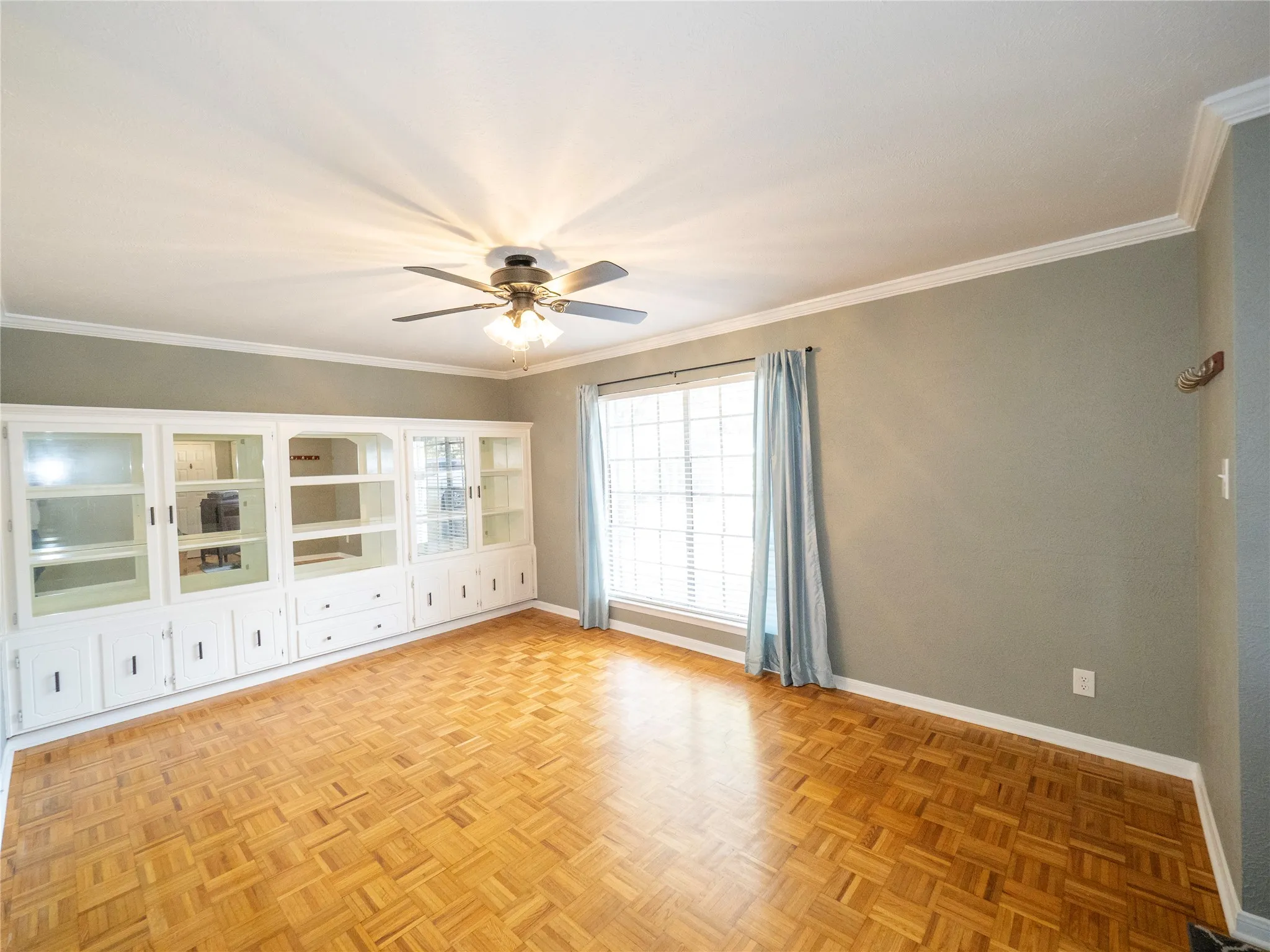 Single Family Residence For Sale in Tarrant County , 900 N Bowen Road, Arlington, Texas 76012, 3 Bedroom, 3 Bathroom, 2 Garage spaces, 1,910 Sqft, built in 1964, mls#21391191, Real Estate Agent in Arlington, Homes For Sale in Tarrant county, Homes For Sale in Arlington, Realtor in Arlington Texas, Real Estate Brokerage Independent Realty Texas, Luminita Cordes Realtor