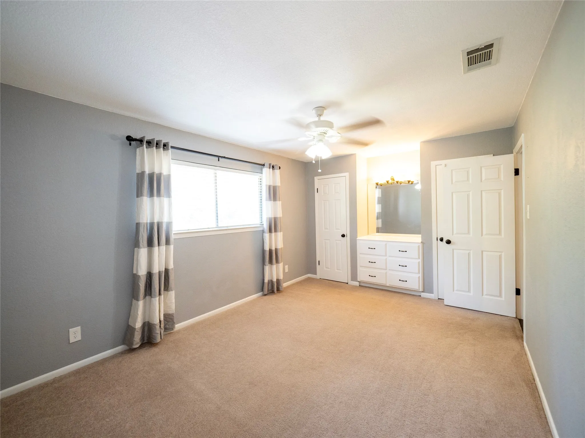 Single Family Residence For Sale in Tarrant County , 900 N Bowen Road, Arlington, Texas 76012, 3 Bedroom, 3 Bathroom, 2 Garage spaces, 1,910 Sqft, built in 1964, mls#21391191, Real Estate Agent in Arlington, Homes For Sale in Tarrant county, Homes For Sale in Arlington, Realtor in Arlington Texas, Real Estate Brokerage Independent Realty Texas, Luminita Cordes Realtor