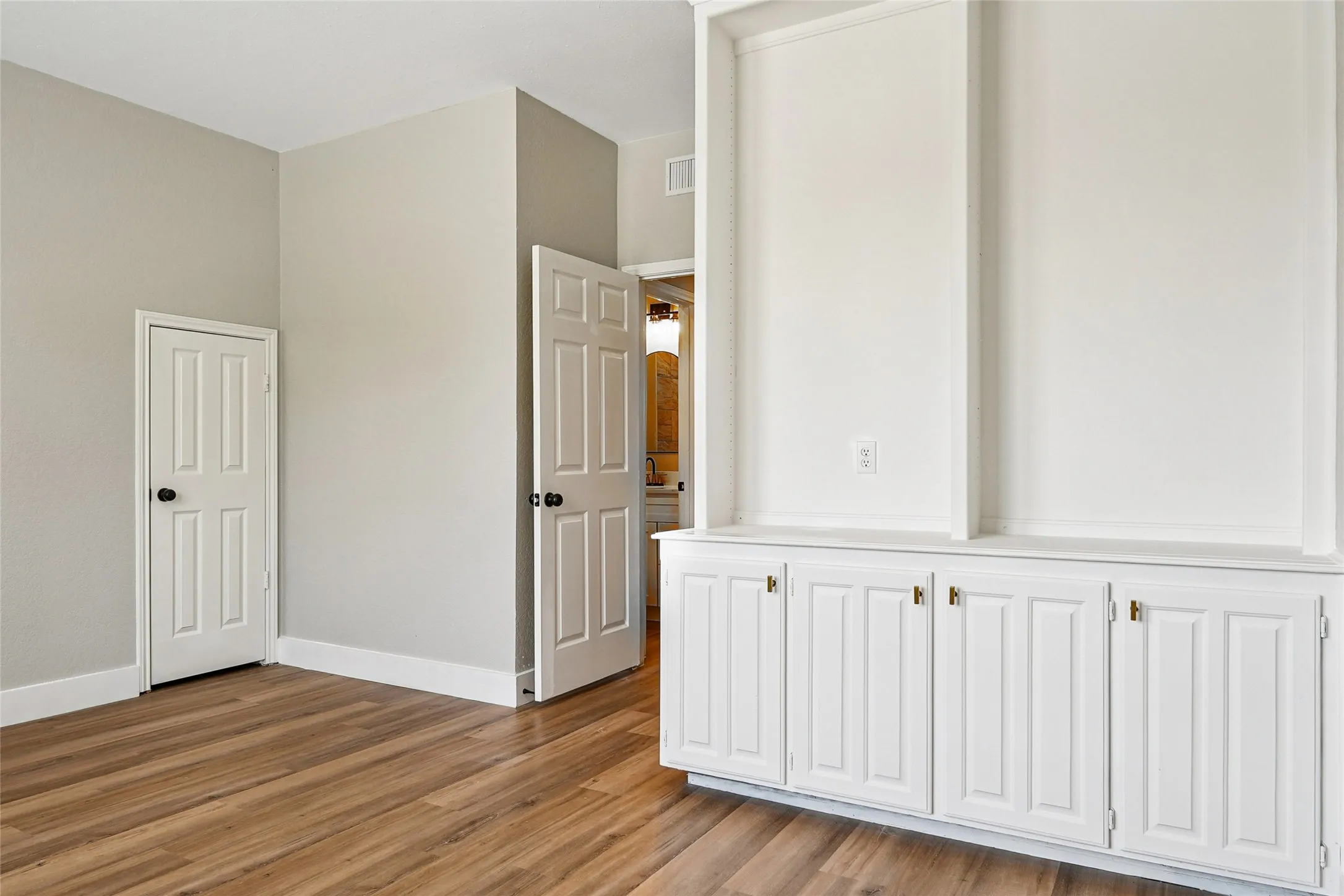 Single Family Residence For Rent in Tarrant County , 6006 Millwood Drive, Arlington, Texas 76016, 4 Bedroom, 4 Bathroom, 3 Garage spaces, 2,955 Sqft, built in 1985, mls#21390892, Real Estate Agent in Arlington, Homes For Rent in Tarrant county, Homes For Rent in Arlington, Realtor in Arlington Texas, Real Estate Brokerage Independent Realty Texas, Luminita Cordes Realtor
