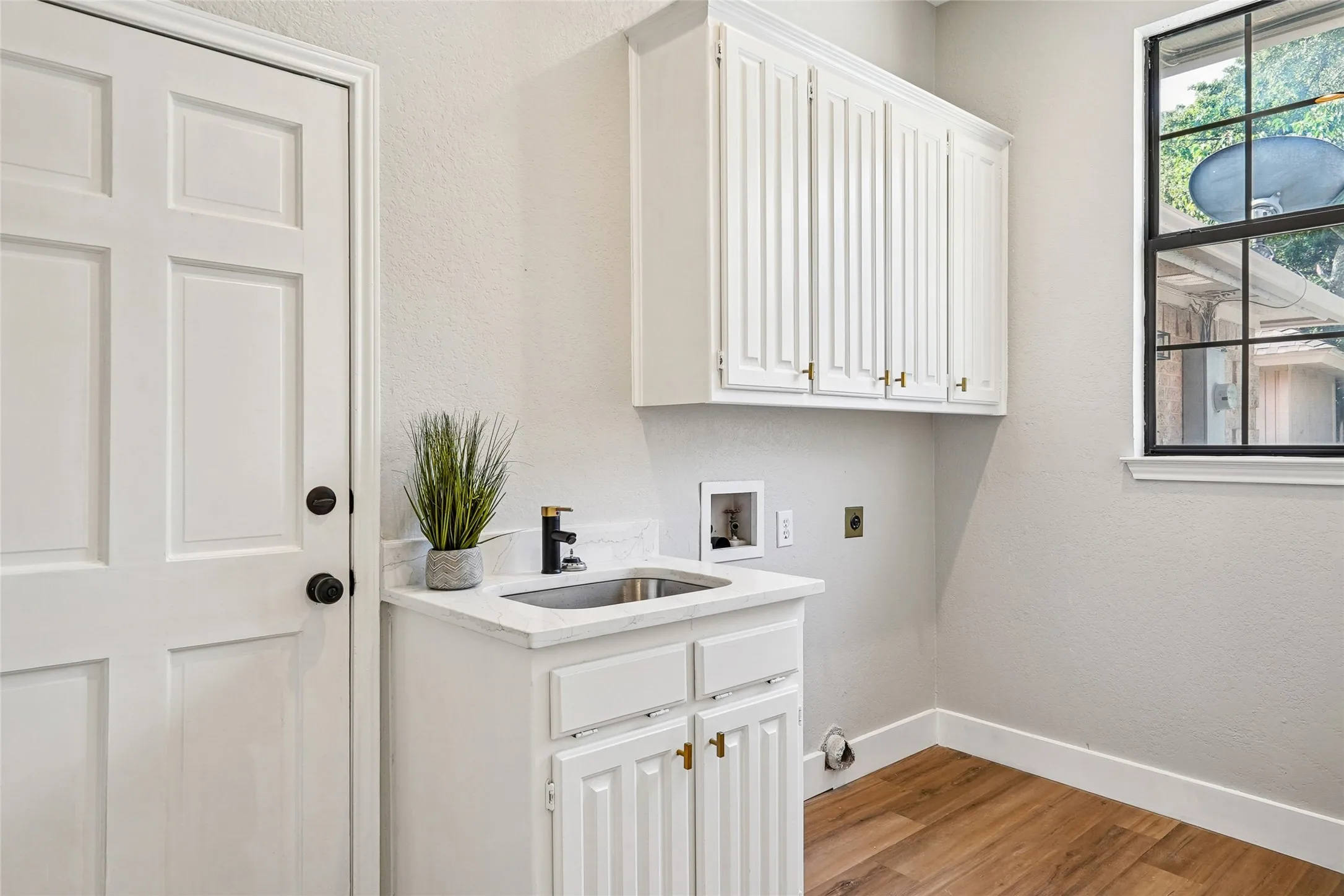 Single Family Residence For Rent in Tarrant County , 6006 Millwood Drive, Arlington, Texas 76016, 4 Bedroom, 4 Bathroom, 3 Garage spaces, 2,955 Sqft, built in 1985, mls#21390892, Real Estate Agent in Arlington, Homes For Rent in Tarrant county, Homes For Rent in Arlington, Realtor in Arlington Texas, Real Estate Brokerage Independent Realty Texas, Luminita Cordes Realtor