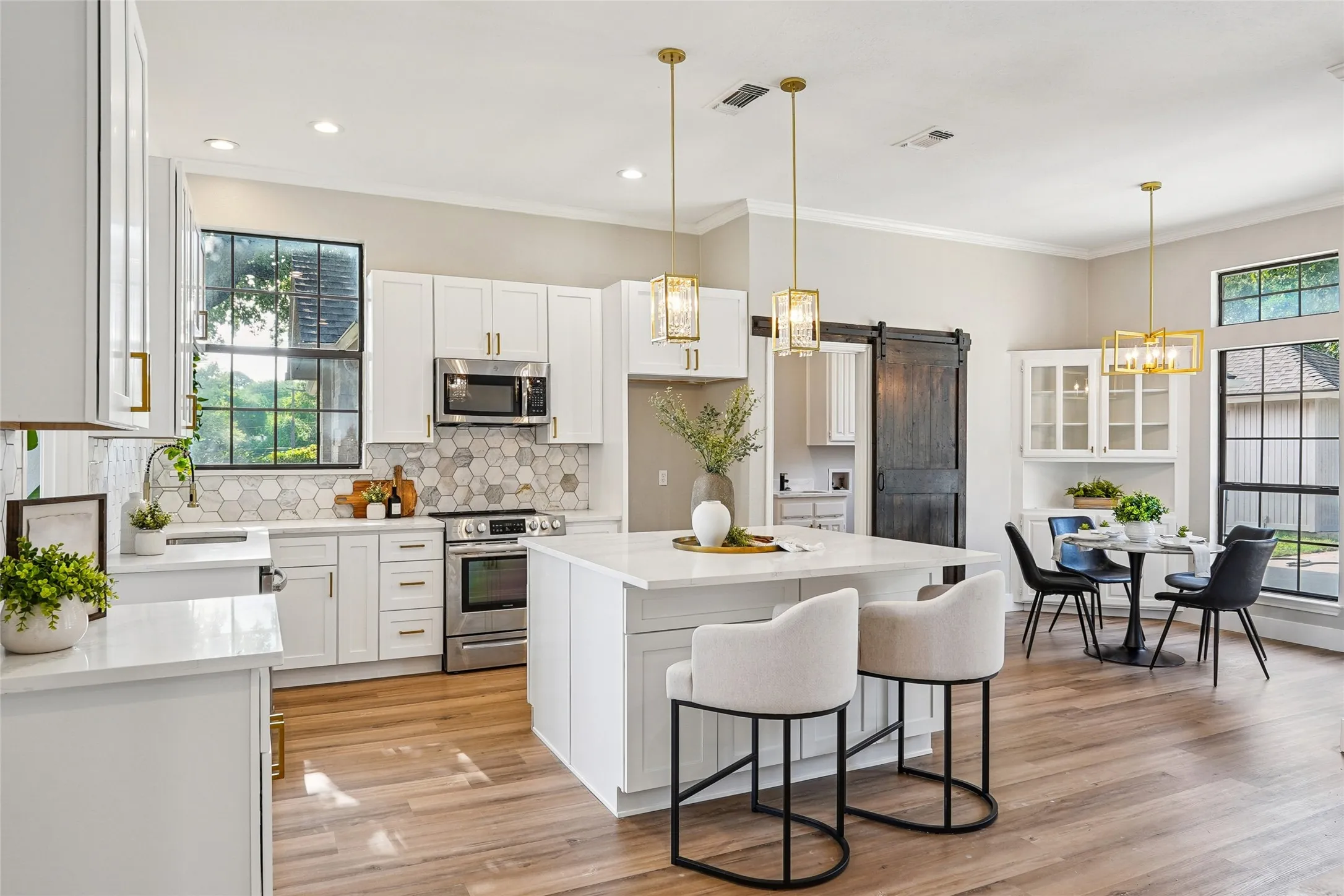 Single Family Residence For Rent in Tarrant County , 6006 Millwood Drive, Arlington, Texas 76016, 4 Bedroom, 4 Bathroom, 3 Garage spaces, 2,955 Sqft, built in 1985, mls#21390892, Real Estate Agent in Arlington, Homes For Rent in Tarrant county, Homes For Rent in Arlington, Realtor in Arlington Texas, Real Estate Brokerage Independent Realty Texas, Luminita Cordes Realtor