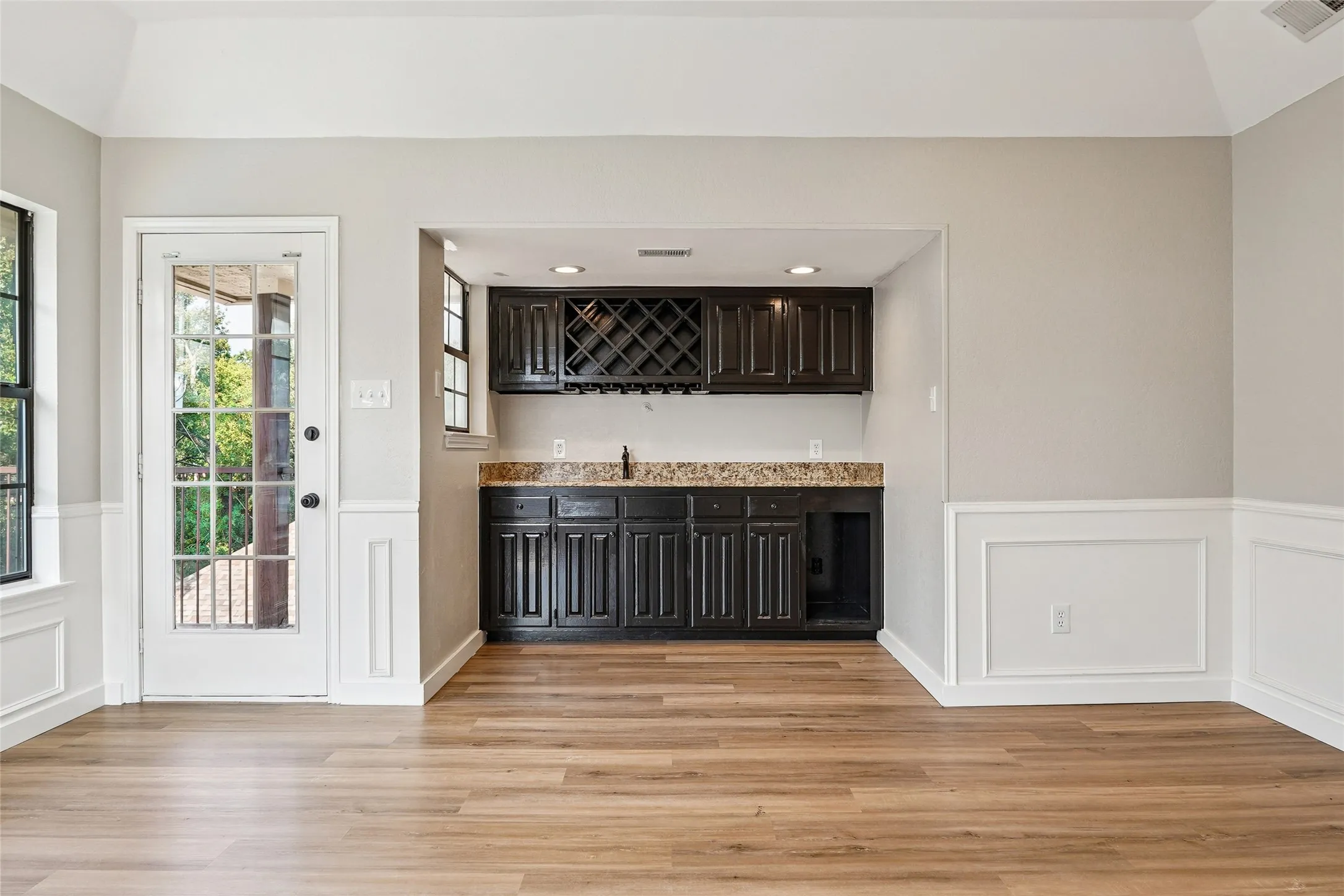 Single Family Residence For Rent in Tarrant County , 6006 Millwood Drive, Arlington, Texas 76016, 4 Bedroom, 4 Bathroom, 3 Garage spaces, 2,955 Sqft, built in 1985, mls#21390892, Real Estate Agent in Arlington, Homes For Rent in Tarrant county, Homes For Rent in Arlington, Realtor in Arlington Texas, Real Estate Brokerage Independent Realty Texas, Luminita Cordes Realtor