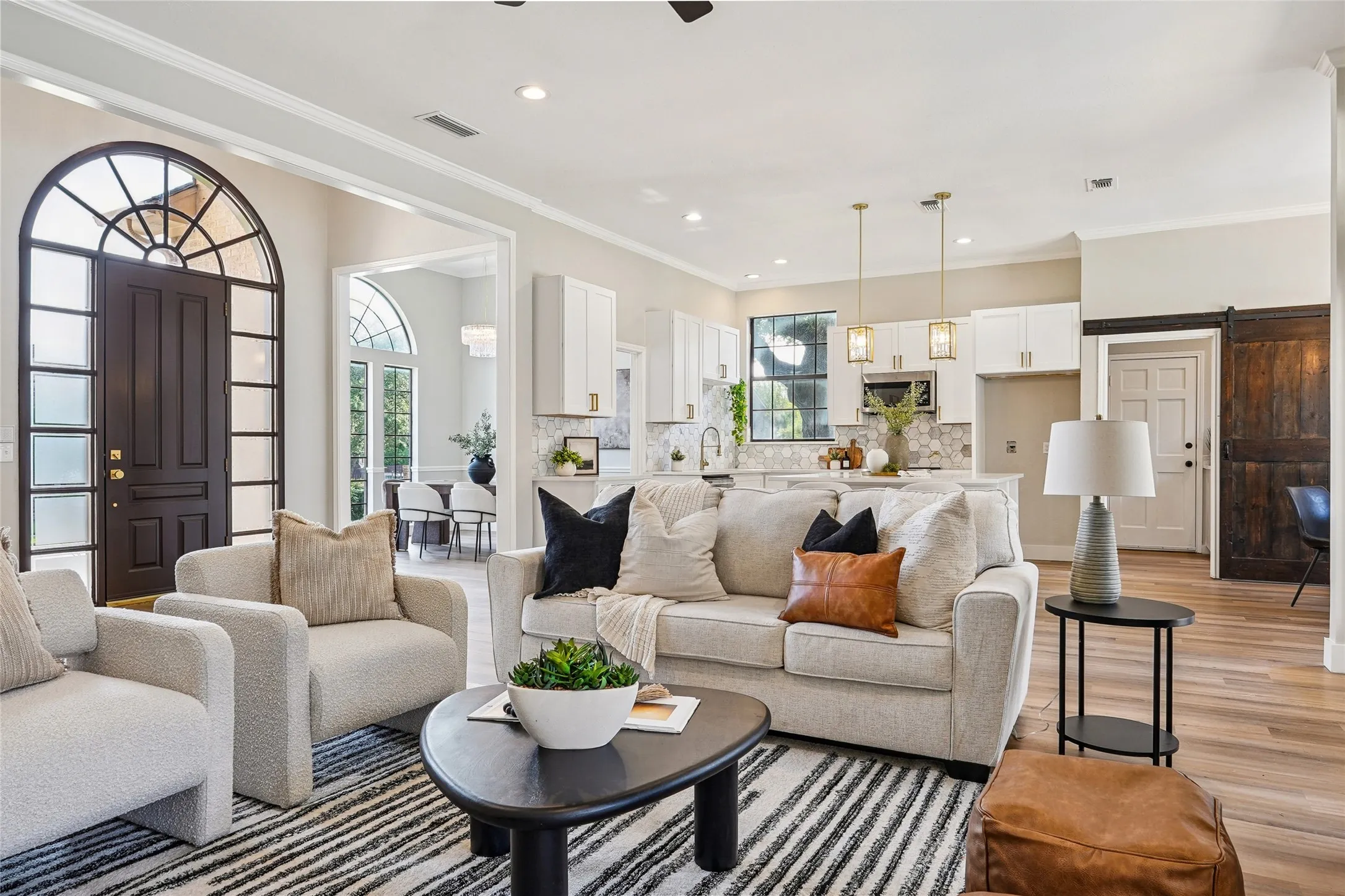 Single Family Residence For Rent in Tarrant County , 6006 Millwood Drive, Arlington, Texas 76016, 4 Bedroom, 4 Bathroom, 3 Garage spaces, 2,955 Sqft, built in 1985, mls#21390892, Real Estate Agent in Arlington, Homes For Rent in Tarrant county, Homes For Rent in Arlington, Realtor in Arlington Texas, Real Estate Brokerage Independent Realty Texas, Luminita Cordes Realtor