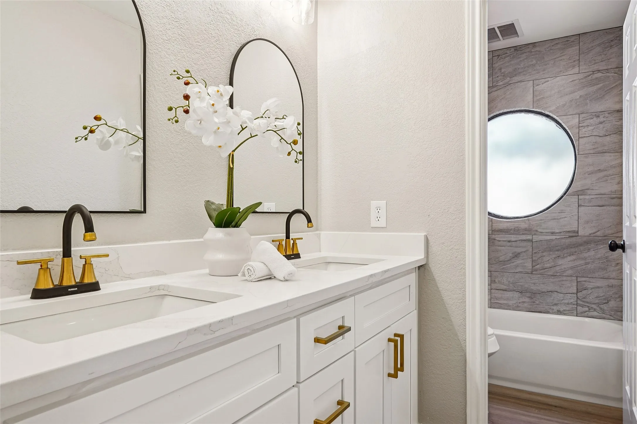 Single Family Residence For Rent in Tarrant County , 6006 Millwood Drive, Arlington, Texas 76016, 4 Bedroom, 4 Bathroom, 3 Garage spaces, 2,955 Sqft, built in 1985, mls#21390892, Real Estate Agent in Arlington, Homes For Rent in Tarrant county, Homes For Rent in Arlington, Realtor in Arlington Texas, Real Estate Brokerage Independent Realty Texas, Luminita Cordes Realtor