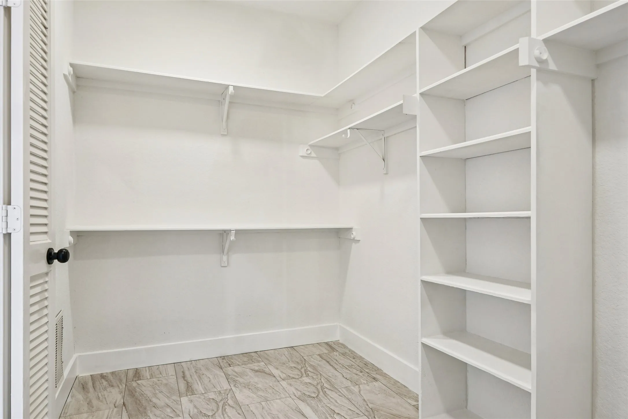 Single Family Residence For Rent in Tarrant County , 6006 Millwood Drive, Arlington, Texas 76016, 4 Bedroom, 4 Bathroom, 3 Garage spaces, 2,955 Sqft, built in 1985, mls#21390892, Real Estate Agent in Arlington, Homes For Rent in Tarrant county, Homes For Rent in Arlington, Realtor in Arlington Texas, Real Estate Brokerage Independent Realty Texas, Luminita Cordes Realtor