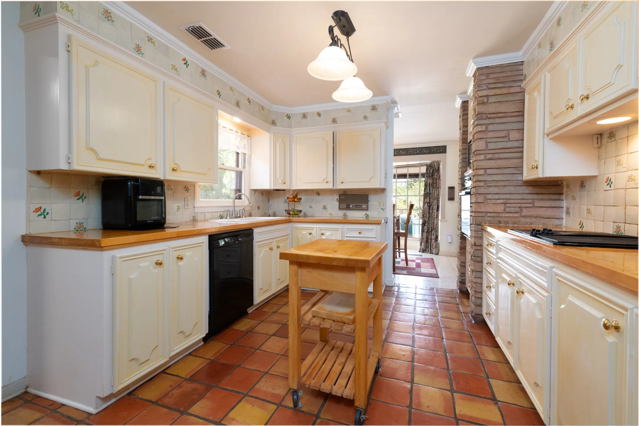 Single Family Residence For Sale in Taylor County , 15 Ninth Hole Street, Abilene, Texas 79603, 4 Bedroom, 5 Bathroom, 5 Garage spaces, 4,625 Sqft, built in 1960, mls#21396854, Real Estate Agent in Abilene, Homes For Sale in Taylor county, Homes For Sale in Abilene, Realtor in Abilene Texas, Real Estate Brokerage Independent Realty Texas, Luminita Cordes Realtor