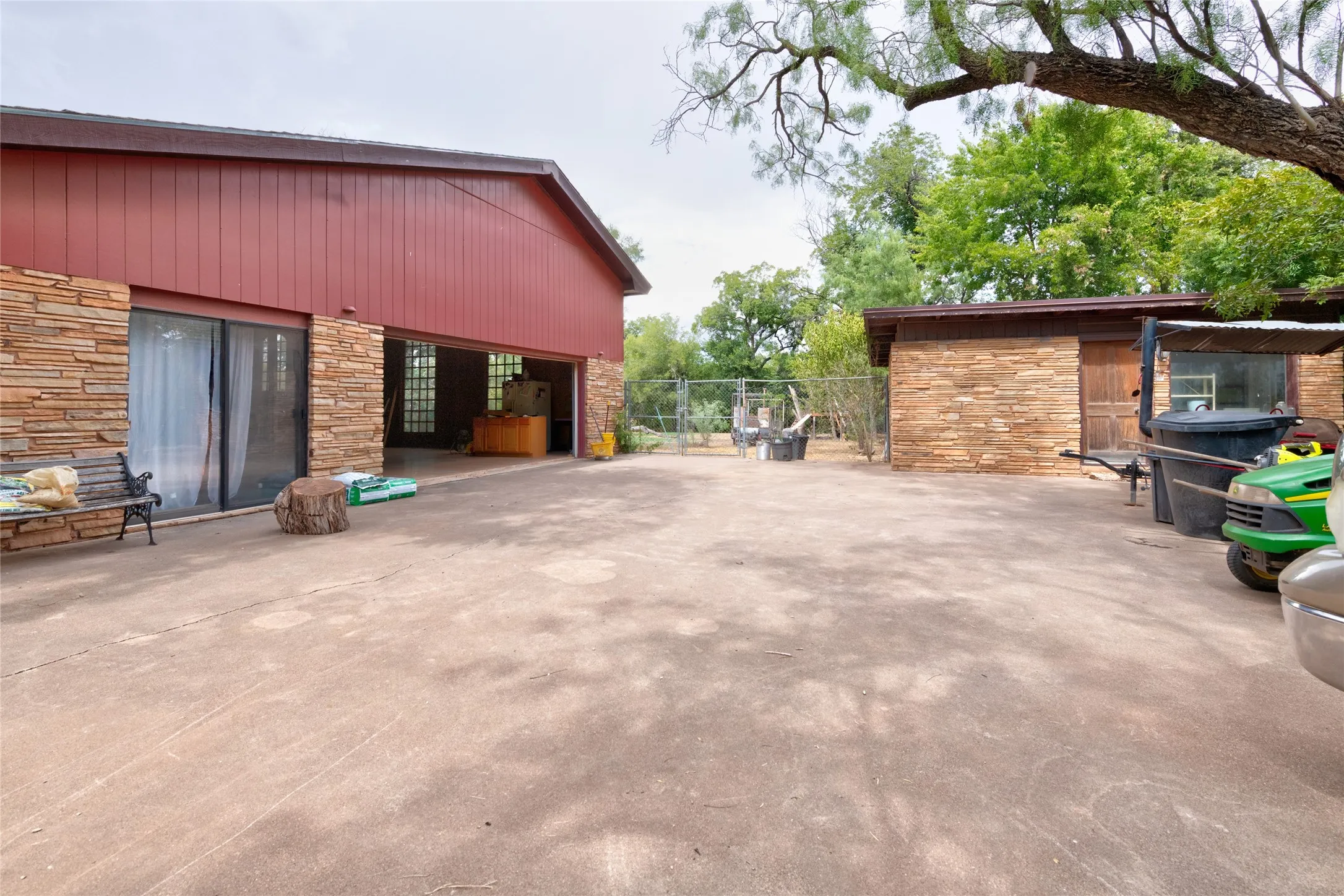 Single Family Residence For Sale in Taylor County , 15 Ninth Hole Street, Abilene, Texas 79603, 4 Bedroom, 5 Bathroom, 5 Garage spaces, 4,625 Sqft, built in 1960, mls#21396854, Real Estate Agent in Abilene, Homes For Sale in Taylor county, Homes For Sale in Abilene, Realtor in Abilene Texas, Real Estate Brokerage Independent Realty Texas, Luminita Cordes Realtor