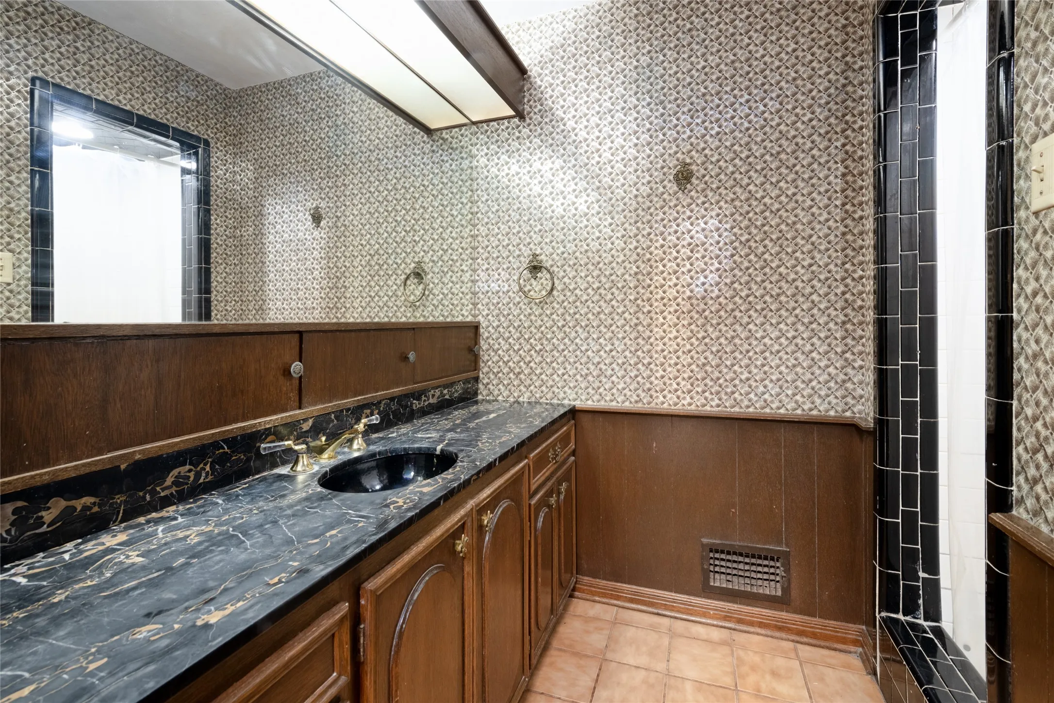 Single Family Residence For Sale in Taylor County , 15 Ninth Hole Street, Abilene, Texas 79603, 4 Bedroom, 5 Bathroom, 5 Garage spaces, 4,625 Sqft, built in 1960, mls#21396854, Real Estate Agent in Abilene, Homes For Sale in Taylor county, Homes For Sale in Abilene, Realtor in Abilene Texas, Real Estate Brokerage Independent Realty Texas, Luminita Cordes Realtor