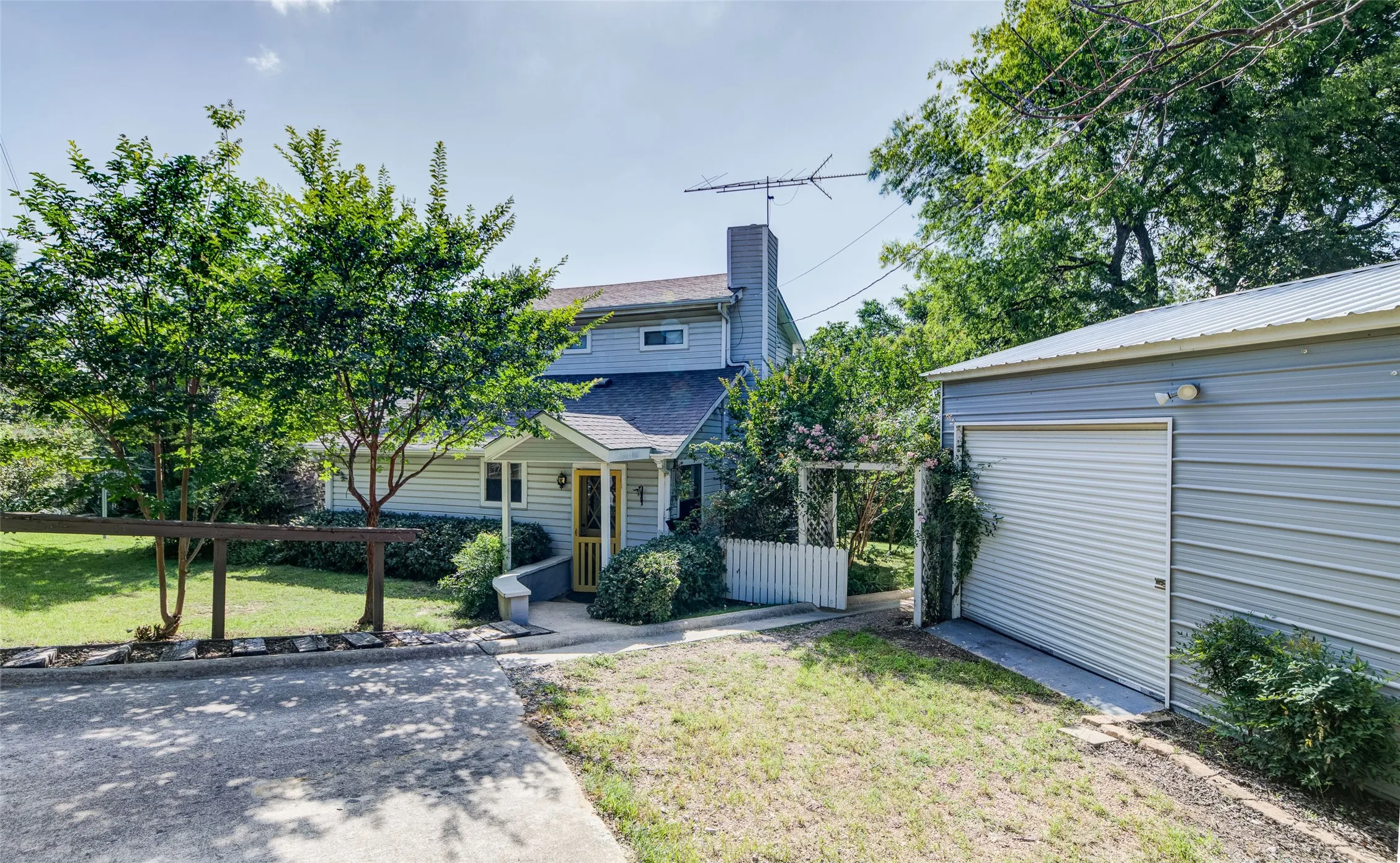 Single Family Residence For Rent in Wise County , 402 Aqua Way, Lake Bridgeport, Texas 76426, 2 Bedroom, 2 Bathroom, Garage spaces, 1,200 Sqft, built in 1995, mls#21396893, Real Estate Agent in Lake Bridgeport, Homes For Rent in Wise county, Homes For Rent in Lake Bridgeport, Realtor in Lake Bridgeport Texas, Real Estate Brokerage Independent Realty Texas, Luminita Cordes Realtor