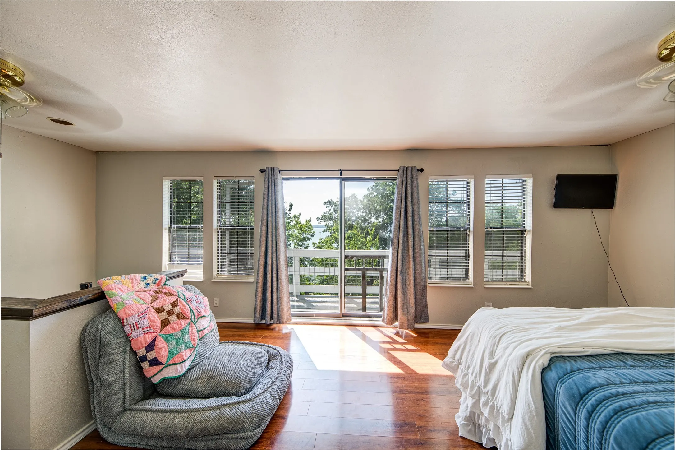 Single Family Residence For Rent in Wise County , 402 Aqua Way, Lake Bridgeport, Texas 76426, 2 Bedroom, 2 Bathroom, Garage spaces, 1,200 Sqft, built in 1995, mls#21396893, Real Estate Agent in Lake Bridgeport, Homes For Rent in Wise county, Homes For Rent in Lake Bridgeport, Realtor in Lake Bridgeport Texas, Real Estate Brokerage Independent Realty Texas, Luminita Cordes Realtor