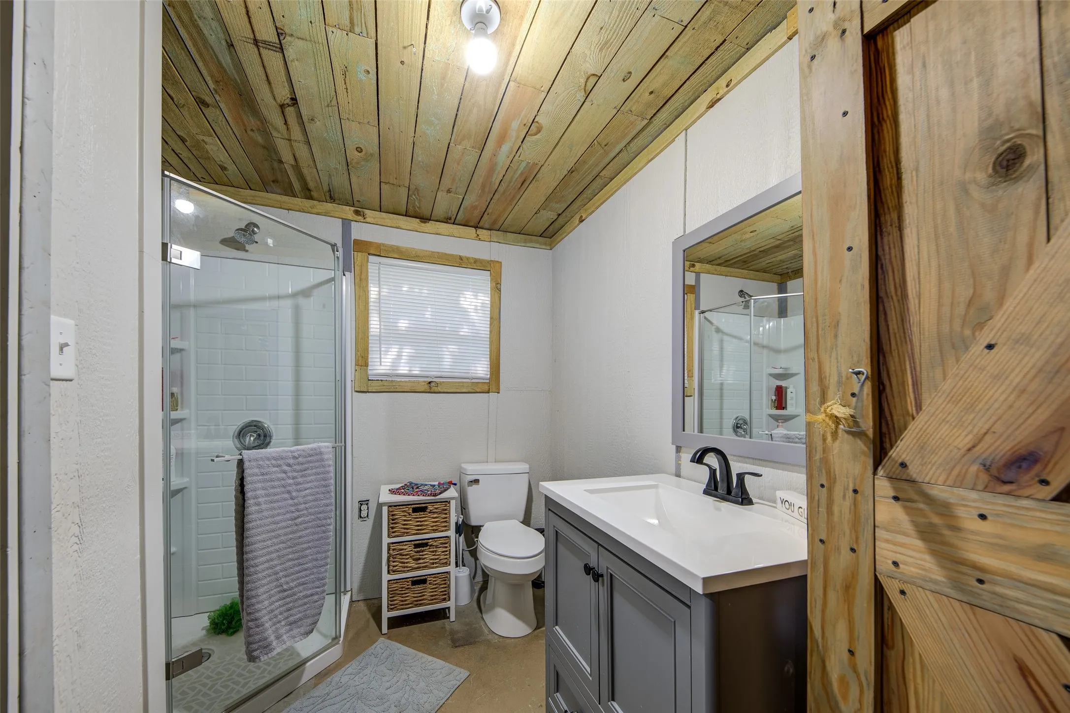 Single Family Residence For Rent in Wise County , 402 Aqua Way, Lake Bridgeport, Texas 76426, 2 Bedroom, 2 Bathroom, Garage spaces, 1,200 Sqft, built in 1995, mls#21396893, Real Estate Agent in Lake Bridgeport, Homes For Rent in Wise county, Homes For Rent in Lake Bridgeport, Realtor in Lake Bridgeport Texas, Real Estate Brokerage Independent Realty Texas, Luminita Cordes Realtor