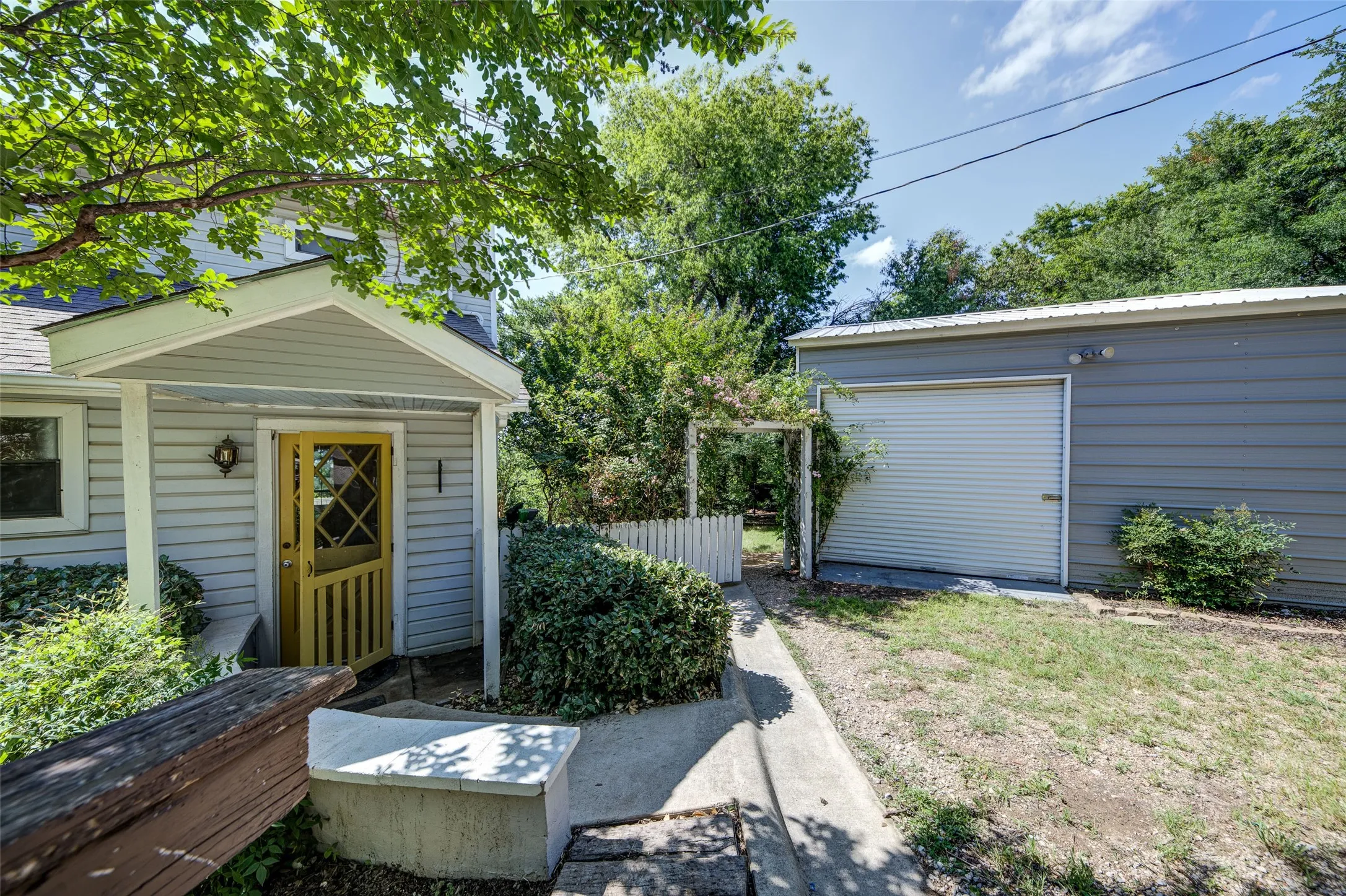 Single Family Residence For Rent in Wise County , 402 Aqua Way, Lake Bridgeport, Texas 76426, 2 Bedroom, 2 Bathroom, Garage spaces, 1,200 Sqft, built in 1995, mls#21396893, Real Estate Agent in Lake Bridgeport, Homes For Rent in Wise county, Homes For Rent in Lake Bridgeport, Realtor in Lake Bridgeport Texas, Real Estate Brokerage Independent Realty Texas, Luminita Cordes Realtor