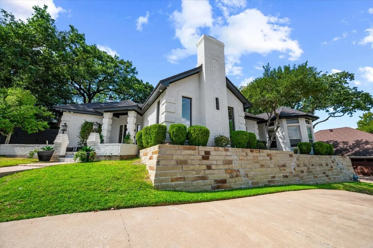 Single Family Residence For Sale in Tarrant County , 3908 Woodstock Drive, Colleyville, Texas 76034, 4 Bedroom, 3 Bathroom, 2 Garage spaces, 3,217 Sqft, built in 1985, mls#21395531, Real Estate Agent in Colleyville, Homes For Sale in Tarrant county, Homes For Sale in Colleyville, Realtor in Colleyville Texas, Real Estate Brokerage Independent Realty Texas, Luminita Cordes Realtor