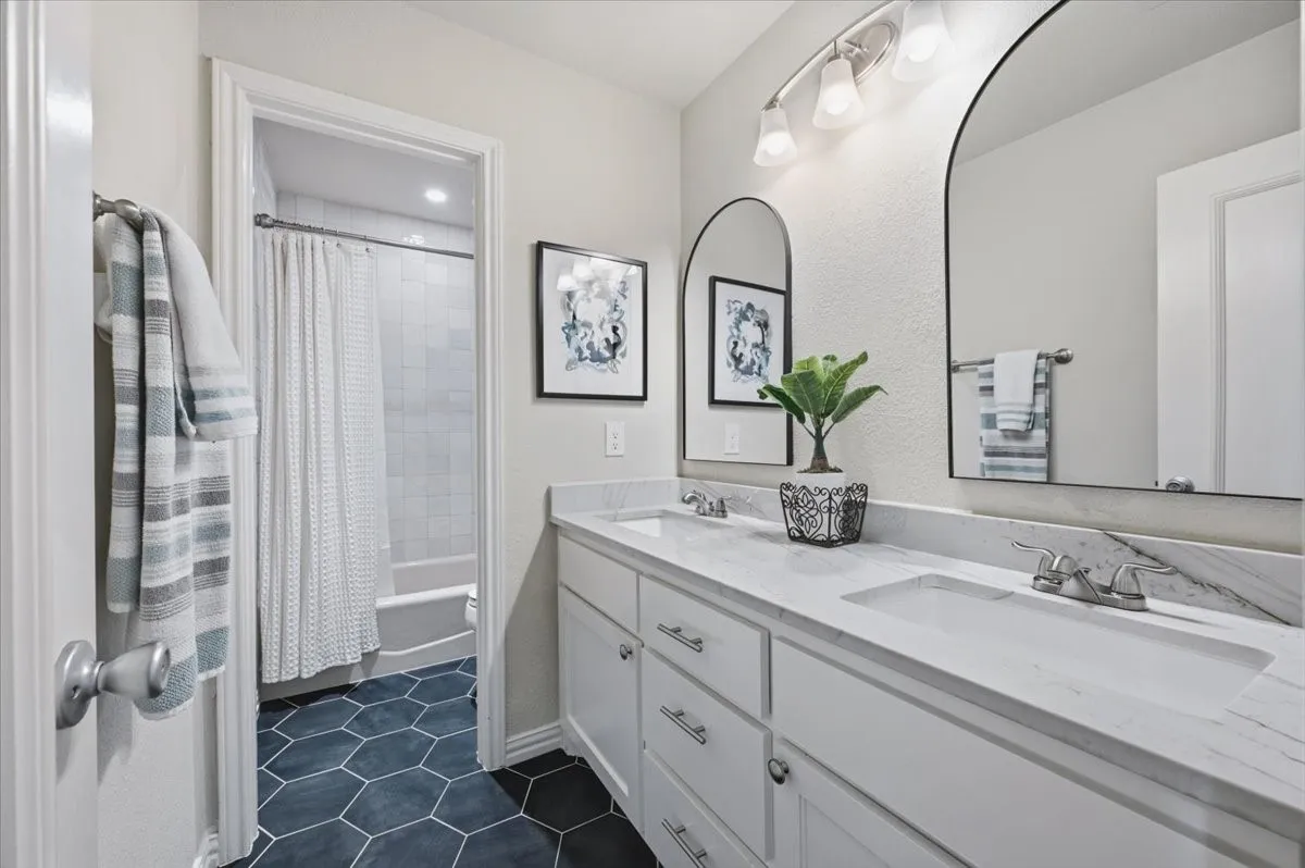 Single Family Residence For Sale in Tarrant County , 3908 Woodstock Drive, Colleyville, Texas 76034, 4 Bedroom, 3 Bathroom, 2 Garage spaces, 3,217 Sqft, built in 1985, mls#21395531, Real Estate Agent in Colleyville, Homes For Sale in Tarrant county, Homes For Sale in Colleyville, Realtor in Colleyville Texas, Real Estate Brokerage Independent Realty Texas, Luminita Cordes Realtor
