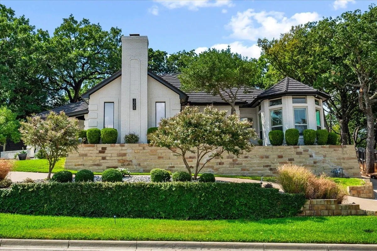 Single Family Residence For Sale in Tarrant County , 3908 Woodstock Drive, Colleyville, Texas 76034, 4 Bedroom, 3 Bathroom, 2 Garage spaces, 3,217 Sqft, built in 1985, mls#21395531, Real Estate Agent in Colleyville, Homes For Sale in Tarrant county, Homes For Sale in Colleyville, Realtor in Colleyville Texas, Real Estate Brokerage Independent Realty Texas, Luminita Cordes Realtor