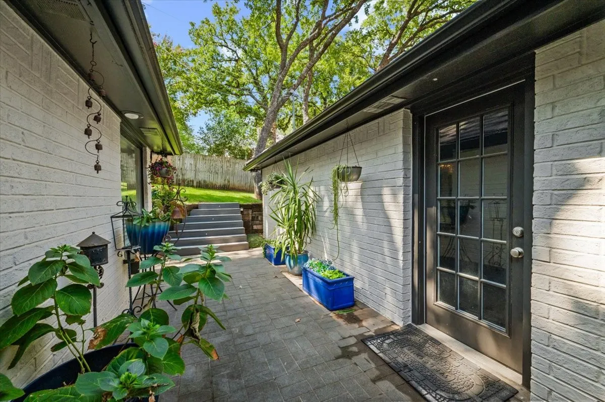 Single Family Residence For Sale in Tarrant County , 3908 Woodstock Drive, Colleyville, Texas 76034, 4 Bedroom, 3 Bathroom, 2 Garage spaces, 3,217 Sqft, built in 1985, mls#21395531, Real Estate Agent in Colleyville, Homes For Sale in Tarrant county, Homes For Sale in Colleyville, Realtor in Colleyville Texas, Real Estate Brokerage Independent Realty Texas, Luminita Cordes Realtor