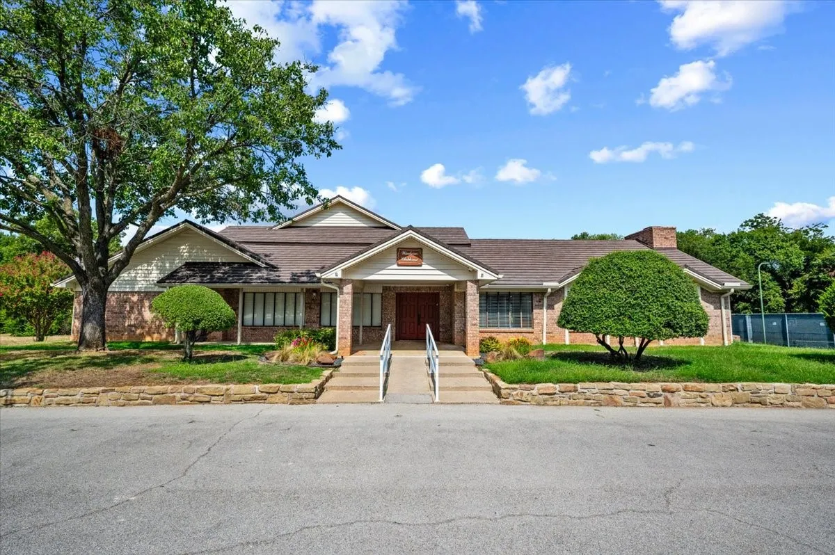 Single Family Residence For Sale in Tarrant County , 3908 Woodstock Drive, Colleyville, Texas 76034, 4 Bedroom, 3 Bathroom, 2 Garage spaces, 3,217 Sqft, built in 1985, mls#21395531, Real Estate Agent in Colleyville, Homes For Sale in Tarrant county, Homes For Sale in Colleyville, Realtor in Colleyville Texas, Real Estate Brokerage Independent Realty Texas, Luminita Cordes Realtor