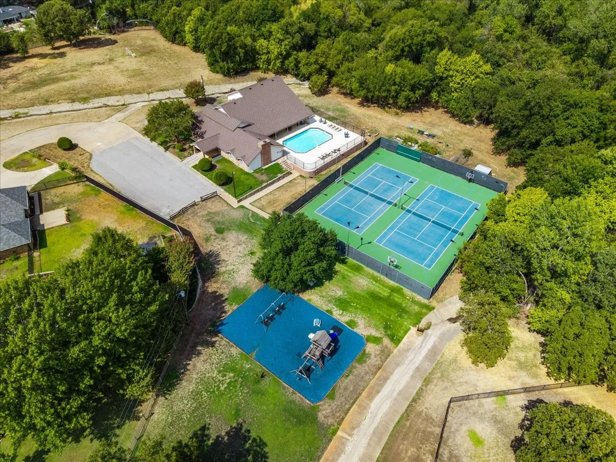 Single Family Residence For Sale in Tarrant County , 3908 Woodstock Drive, Colleyville, Texas 76034, 4 Bedroom, 3 Bathroom, 2 Garage spaces, 3,217 Sqft, built in 1985, mls#21395531, Real Estate Agent in Colleyville, Homes For Sale in Tarrant county, Homes For Sale in Colleyville, Realtor in Colleyville Texas, Real Estate Brokerage Independent Realty Texas, Luminita Cordes Realtor