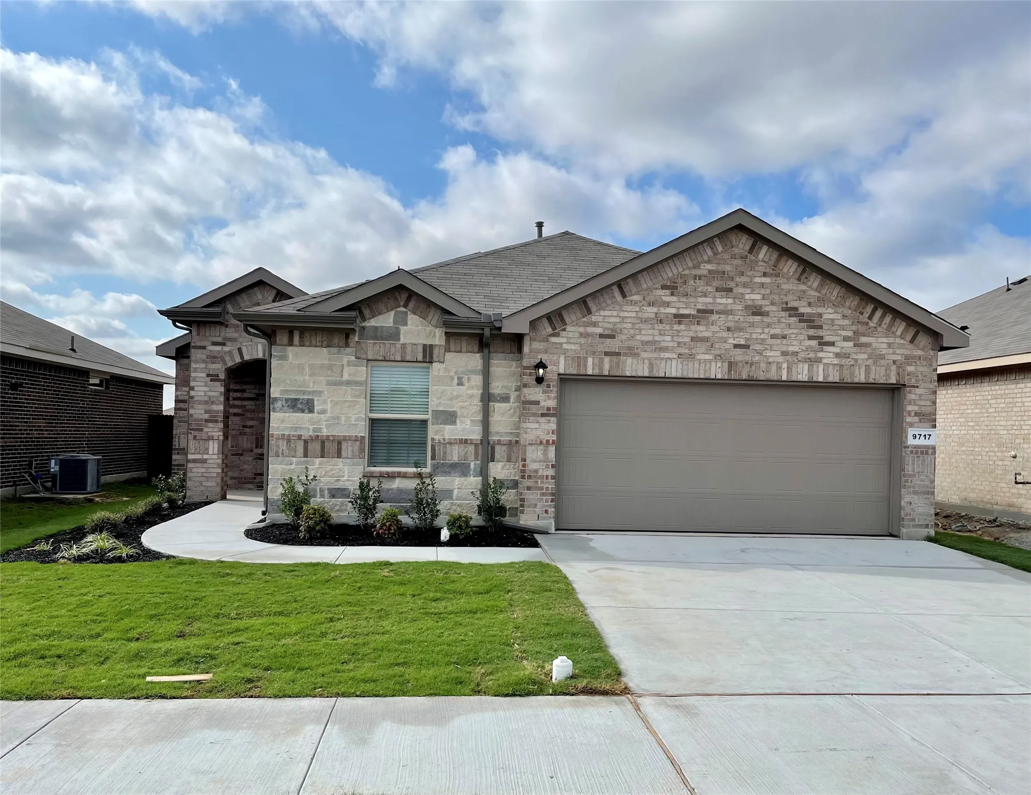Single Family Residence For Rent in Tarrant County , 9717 Hickory Knob Drive, Fort Worth, Texas 76108, 5 Bedroom, 2 Bathroom, 2 Garage spaces, 2,133 Sqft, built in 2021, mls#21396898, Real Estate Agent in Fort Worth, Homes For Rent in Tarrant county, Homes For Rent in Fort Worth, Realtor in Fort Worth Texas, Real Estate Brokerage Independent Realty Texas, Luminita Cordes Realtor