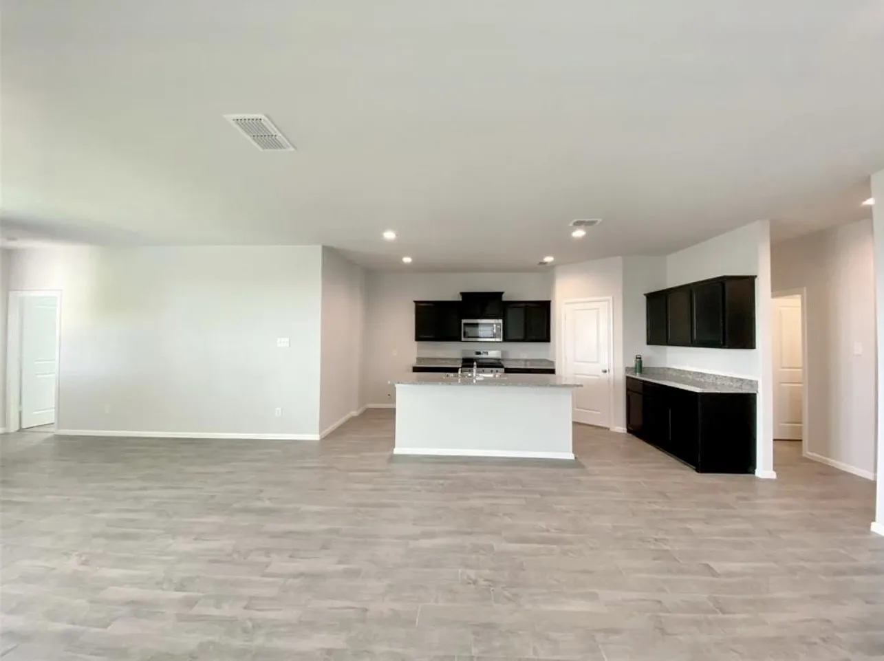 Single Family Residence For Rent in Tarrant County , 9717 Hickory Knob Drive, Fort Worth, Texas 76108, 5 Bedroom, 2 Bathroom, 2 Garage spaces, 2,133 Sqft, built in 2021, mls#21396898, Real Estate Agent in Fort Worth, Homes For Rent in Tarrant county, Homes For Rent in Fort Worth, Realtor in Fort Worth Texas, Real Estate Brokerage Independent Realty Texas, Luminita Cordes Realtor