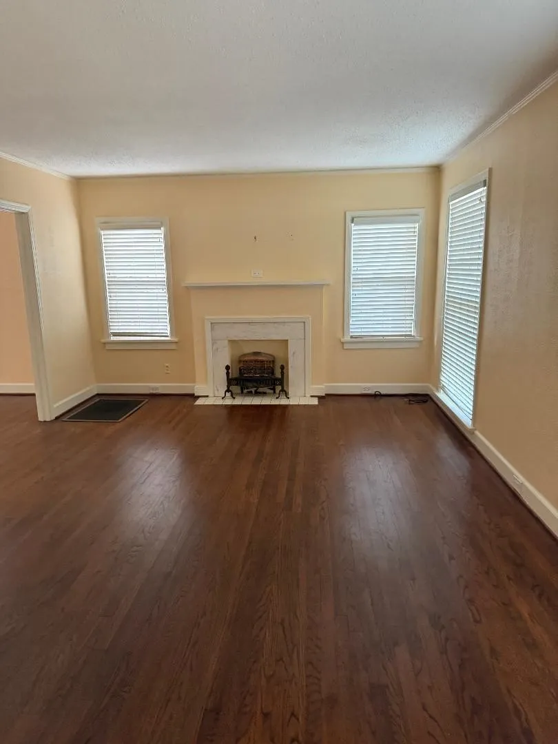 Duplex For Rent in Dallas County , 5450 Longview Street, Dallas, Texas 75206, 2 Bedroom, 1 Bathroom, Garage spaces, 3,096 Sqft, built in 1958, mls#21396903, Real Estate Agent in Dallas, Homes For Rent in Dallas county, Homes For Rent in Dallas, Realtor in Dallas Texas, Real Estate Brokerage Independent Realty Texas, Luminita Cordes Realtor