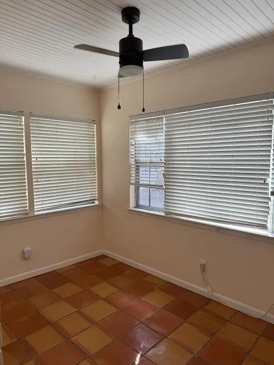 Duplex For Rent in Dallas County , 5450 Longview Street, Dallas, Texas 75206, 2 Bedroom, 1 Bathroom, Garage spaces, 3,096 Sqft, built in 1958, mls#21396903, Real Estate Agent in Dallas, Homes For Rent in Dallas county, Homes For Rent in Dallas, Realtor in Dallas Texas, Real Estate Brokerage Independent Realty Texas, Luminita Cordes Realtor
