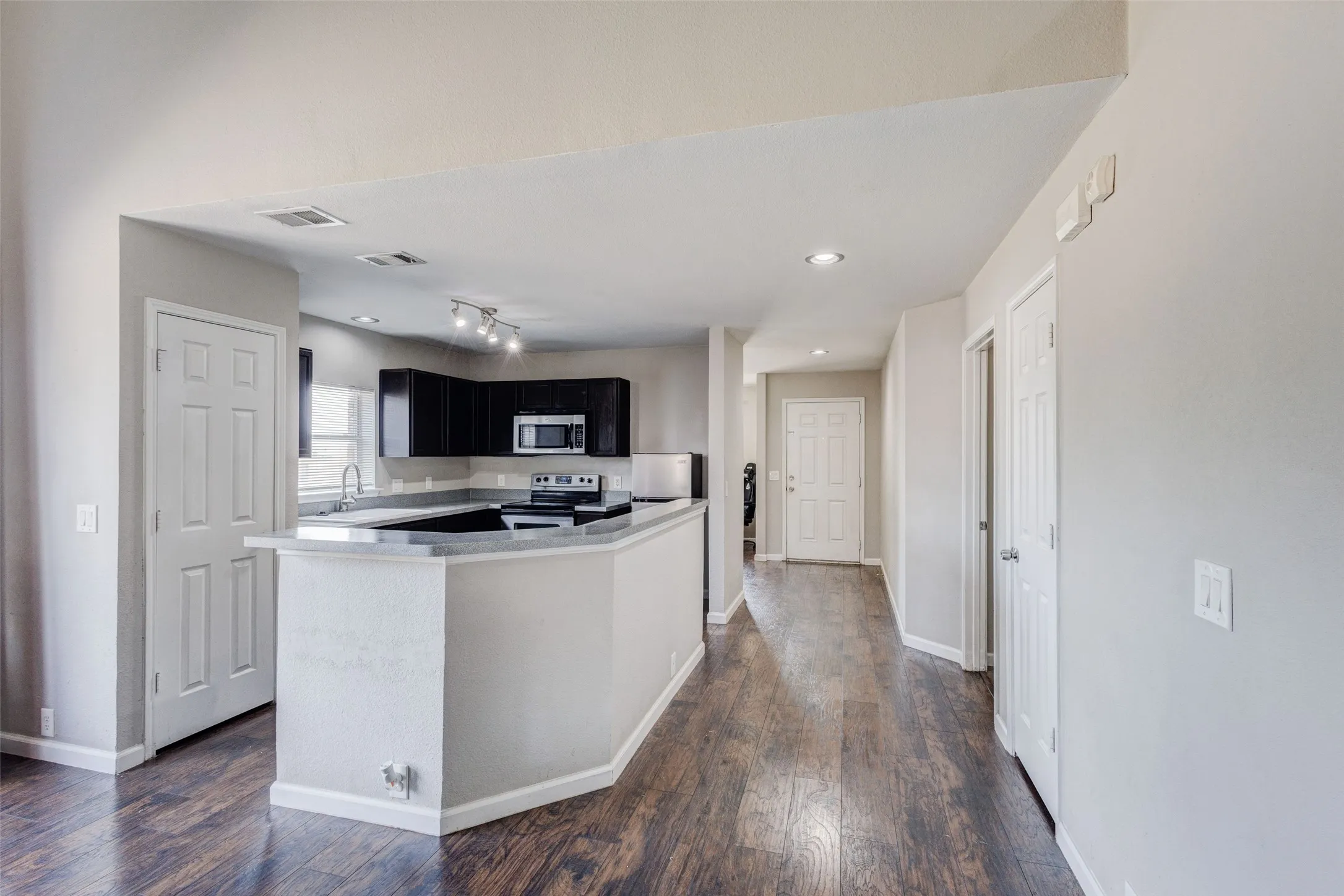 Single Family Residence For Sale in Tarrant County , 951 Zachary Drive, Arlington, Texas 76002, 4 Bedroom, 3 Bathroom, 2 Garage spaces, 2,360 Sqft, built in 2008, mls#21396614, Real Estate Agent in Arlington, Homes For Sale in Tarrant county, Homes For Sale in Arlington, Realtor in Arlington Texas, Real Estate Brokerage Independent Realty Texas, Luminita Cordes Realtor