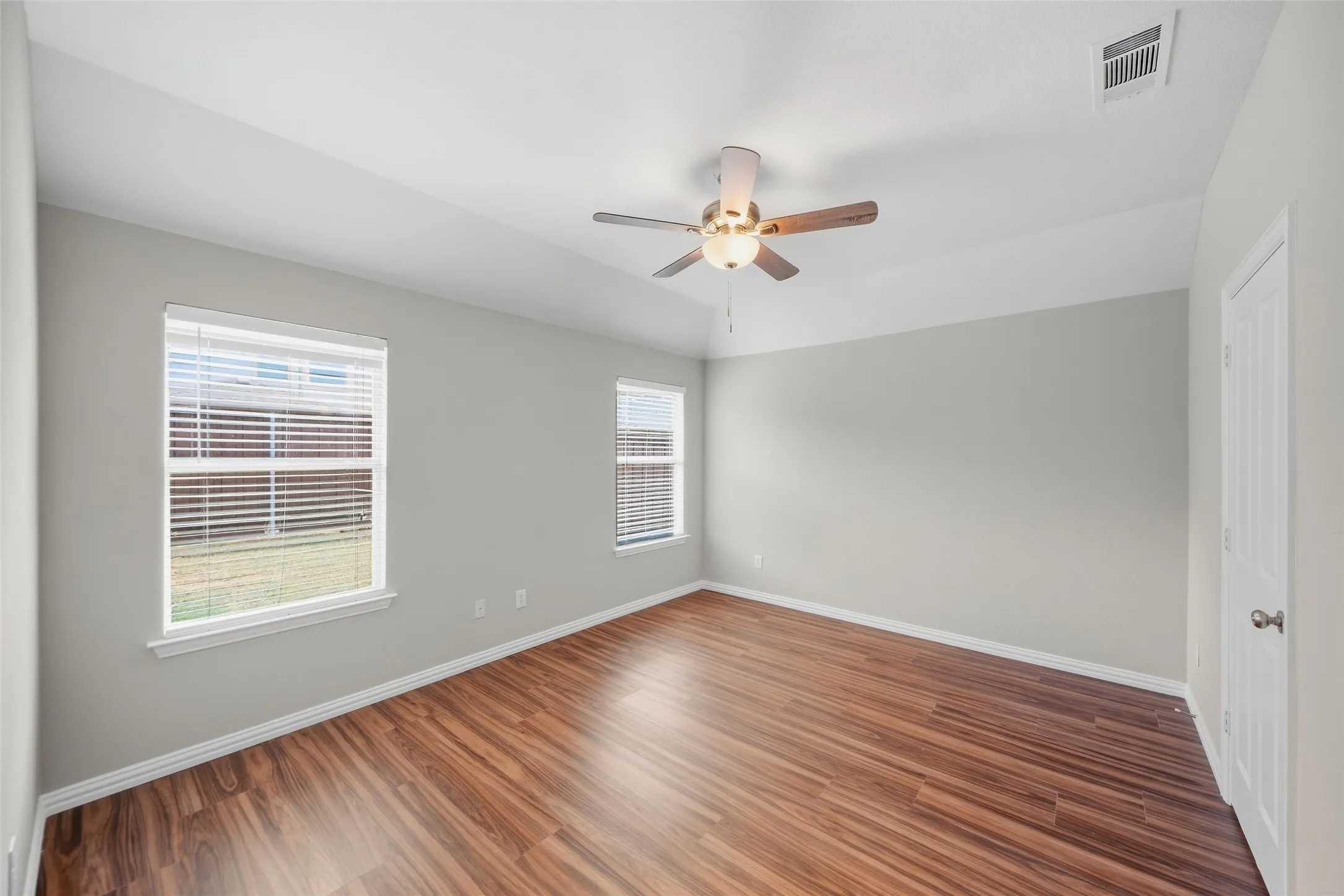 Single Family Residence For Sale in Denton County , 717 Creekside Drive, Little Elm, Texas 75068, 4 Bedroom, 2 Bathroom, 2 Garage spaces, 1,532 Sqft, built in 2006, mls#21396886, Real Estate Agent in Little Elm, Homes For Sale in Denton county, Homes For Sale in Little Elm, Realtor in Little Elm Texas, Real Estate Brokerage Independent Realty Texas, Luminita Cordes Realtor