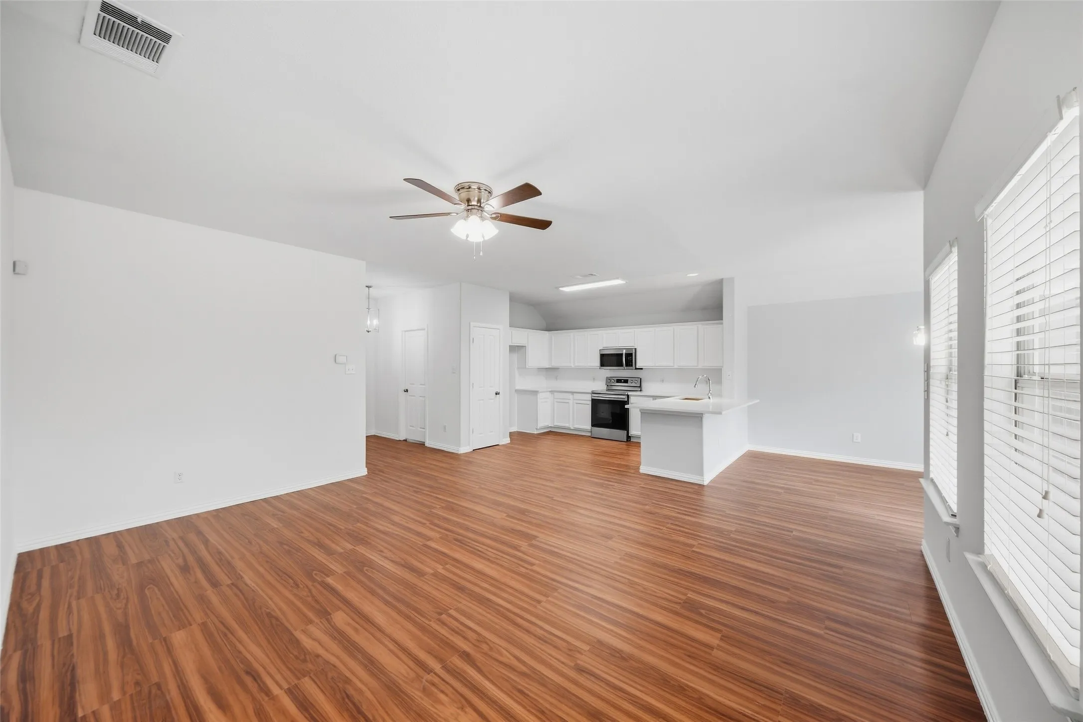 Single Family Residence For Sale in Denton County , 717 Creekside Drive, Little Elm, Texas 75068, 4 Bedroom, 2 Bathroom, 2 Garage spaces, 1,532 Sqft, built in 2006, mls#21396886, Real Estate Agent in Little Elm, Homes For Sale in Denton county, Homes For Sale in Little Elm, Realtor in Little Elm Texas, Real Estate Brokerage Independent Realty Texas, Luminita Cordes Realtor