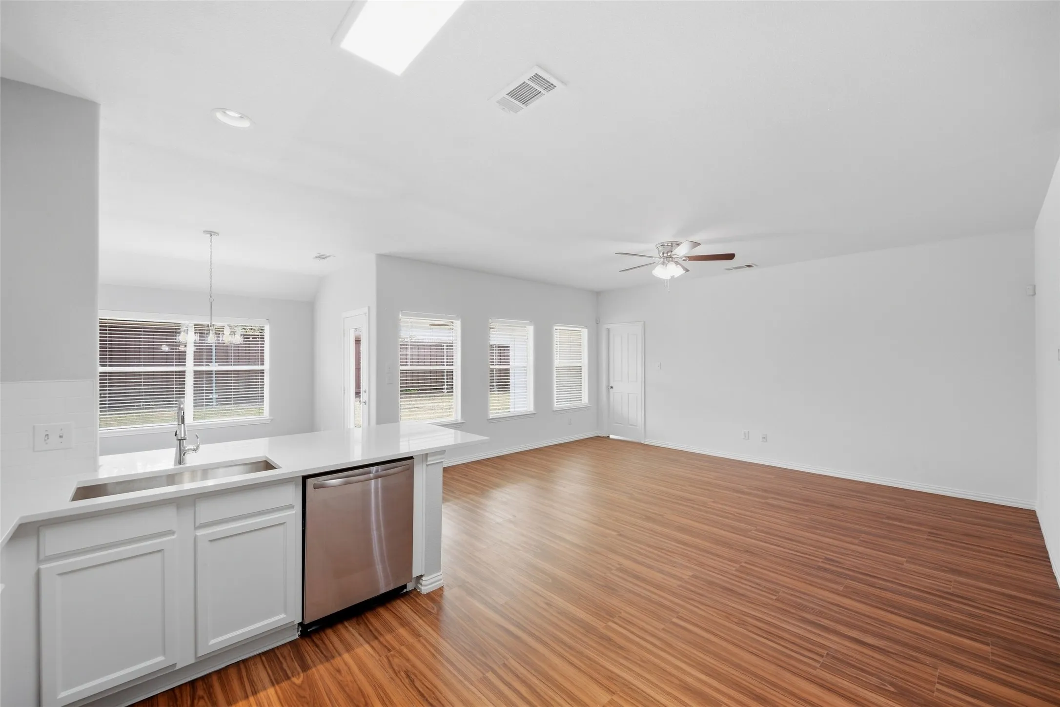 Single Family Residence For Rent in Denton County , 717 Creekside Drive, Little Elm, Texas 75068, 4 Bedroom, 2 Bathroom, 2 Garage spaces, 1,532 Sqft, built in 2006, mls#21396907, Real Estate Agent in Little Elm, Homes For Rent in Denton county, Homes For Rent in Little Elm, Realtor in Little Elm Texas, Real Estate Brokerage Independent Realty Texas, Luminita Cordes Realtor