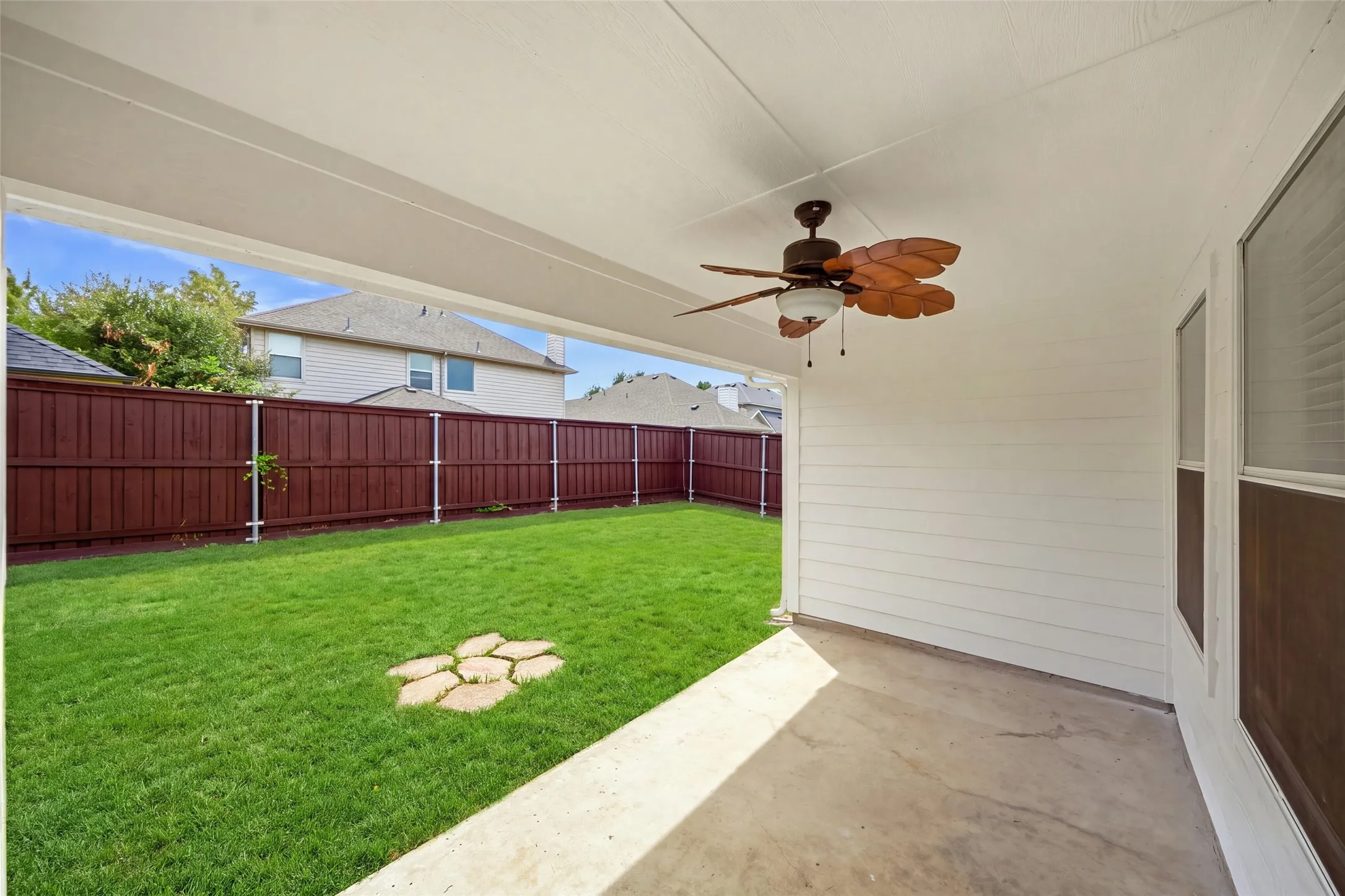 Single Family Residence For Rent in Denton County , 717 Creekside Drive, Little Elm, Texas 75068, 4 Bedroom, 2 Bathroom, 2 Garage spaces, 1,532 Sqft, built in 2006, mls#21396907, Real Estate Agent in Little Elm, Homes For Rent in Denton county, Homes For Rent in Little Elm, Realtor in Little Elm Texas, Real Estate Brokerage Independent Realty Texas, Luminita Cordes Realtor