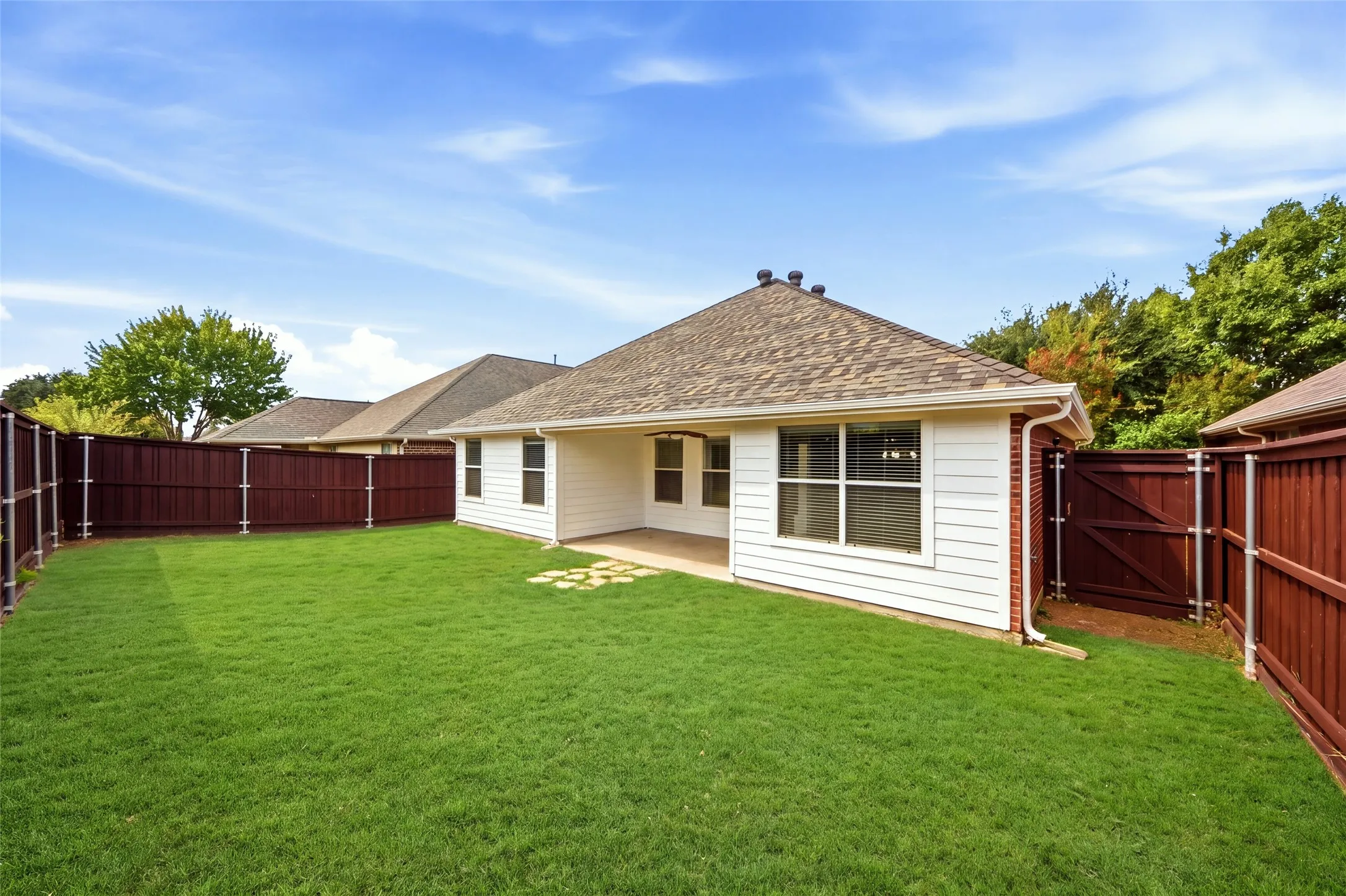 Single Family Residence For Rent in Denton County , 717 Creekside Drive, Little Elm, Texas 75068, 4 Bedroom, 2 Bathroom, 2 Garage spaces, 1,532 Sqft, built in 2006, mls#21396907, Real Estate Agent in Little Elm, Homes For Rent in Denton county, Homes For Rent in Little Elm, Realtor in Little Elm Texas, Real Estate Brokerage Independent Realty Texas, Luminita Cordes Realtor
