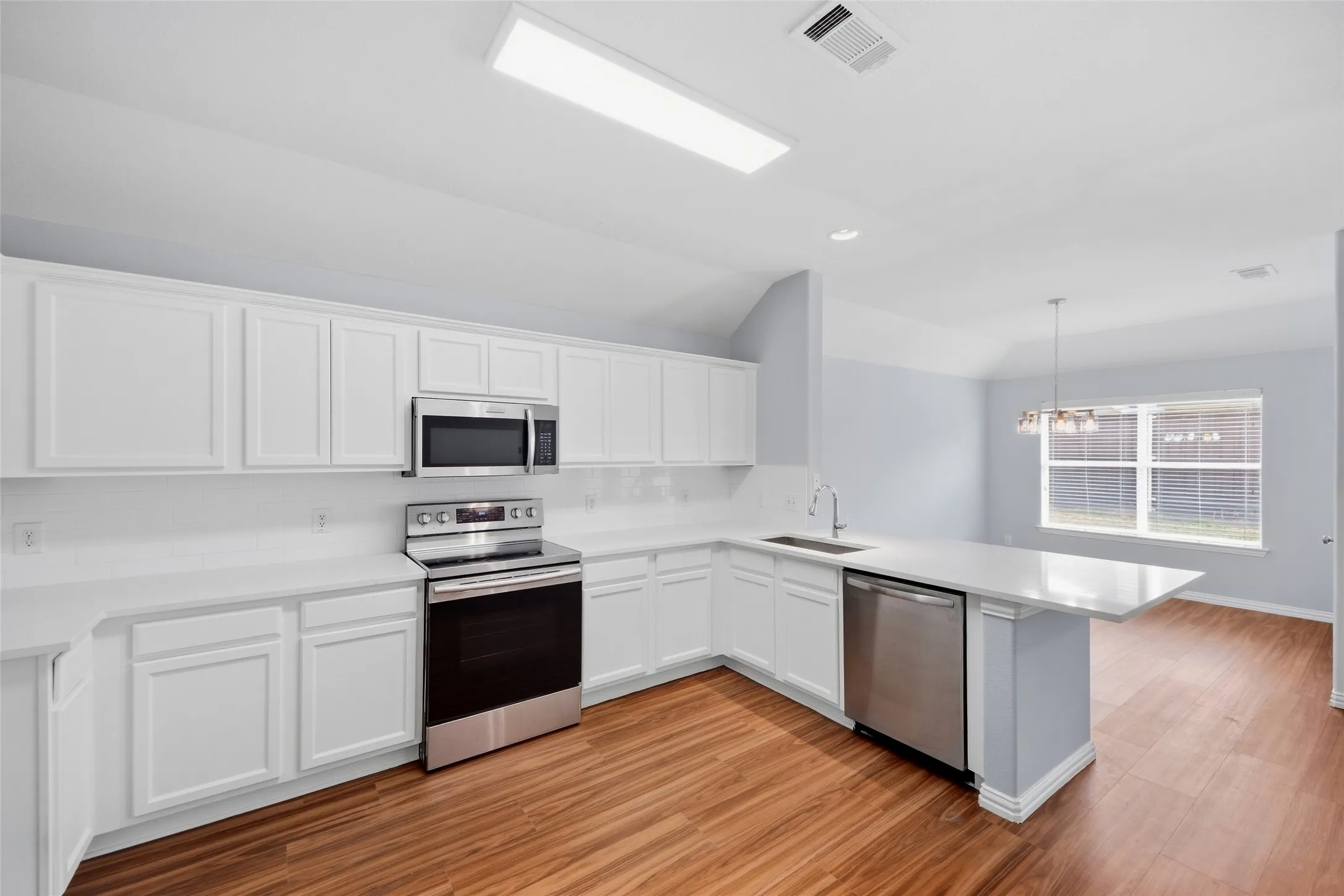 Single Family Residence For Rent in Denton County , 717 Creekside Drive, Little Elm, Texas 75068, 4 Bedroom, 2 Bathroom, 2 Garage spaces, 1,532 Sqft, built in 2006, mls#21396907, Real Estate Agent in Little Elm, Homes For Rent in Denton county, Homes For Rent in Little Elm, Realtor in Little Elm Texas, Real Estate Brokerage Independent Realty Texas, Luminita Cordes Realtor