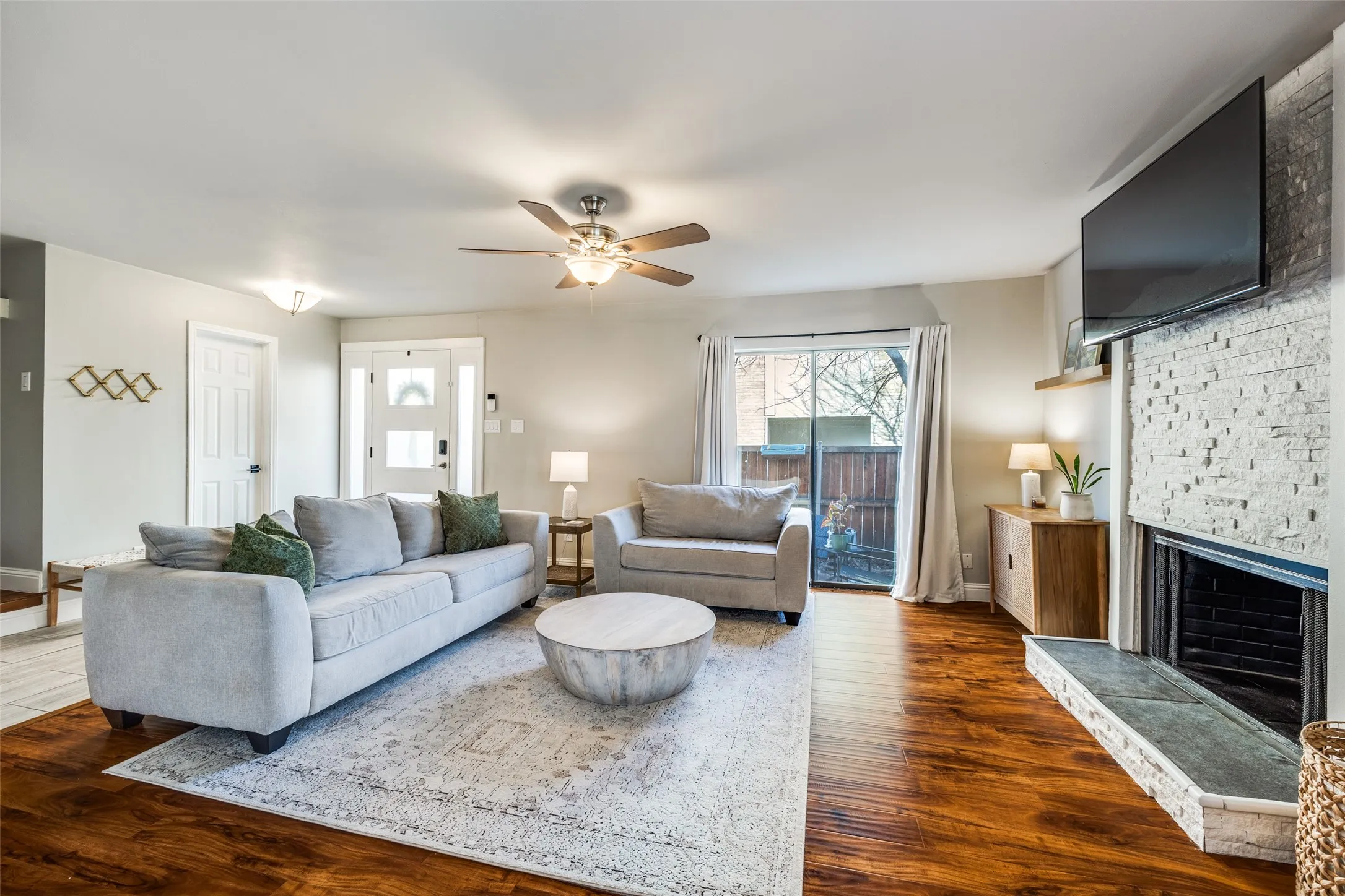 Condominium For Sale in Collin County , 2604 Custer Parkway B, Richardson, Texas 75080, 3 Bedroom, 3 Bathroom, Garage spaces, 1,728 Sqft, built in 1973, mls#21396925, Real Estate Agent in Richardson, Homes For Sale in Collin county, Homes For Sale in Richardson, Realtor in Richardson Texas, Real Estate Brokerage Independent Realty Texas, Luminita Cordes Realtor