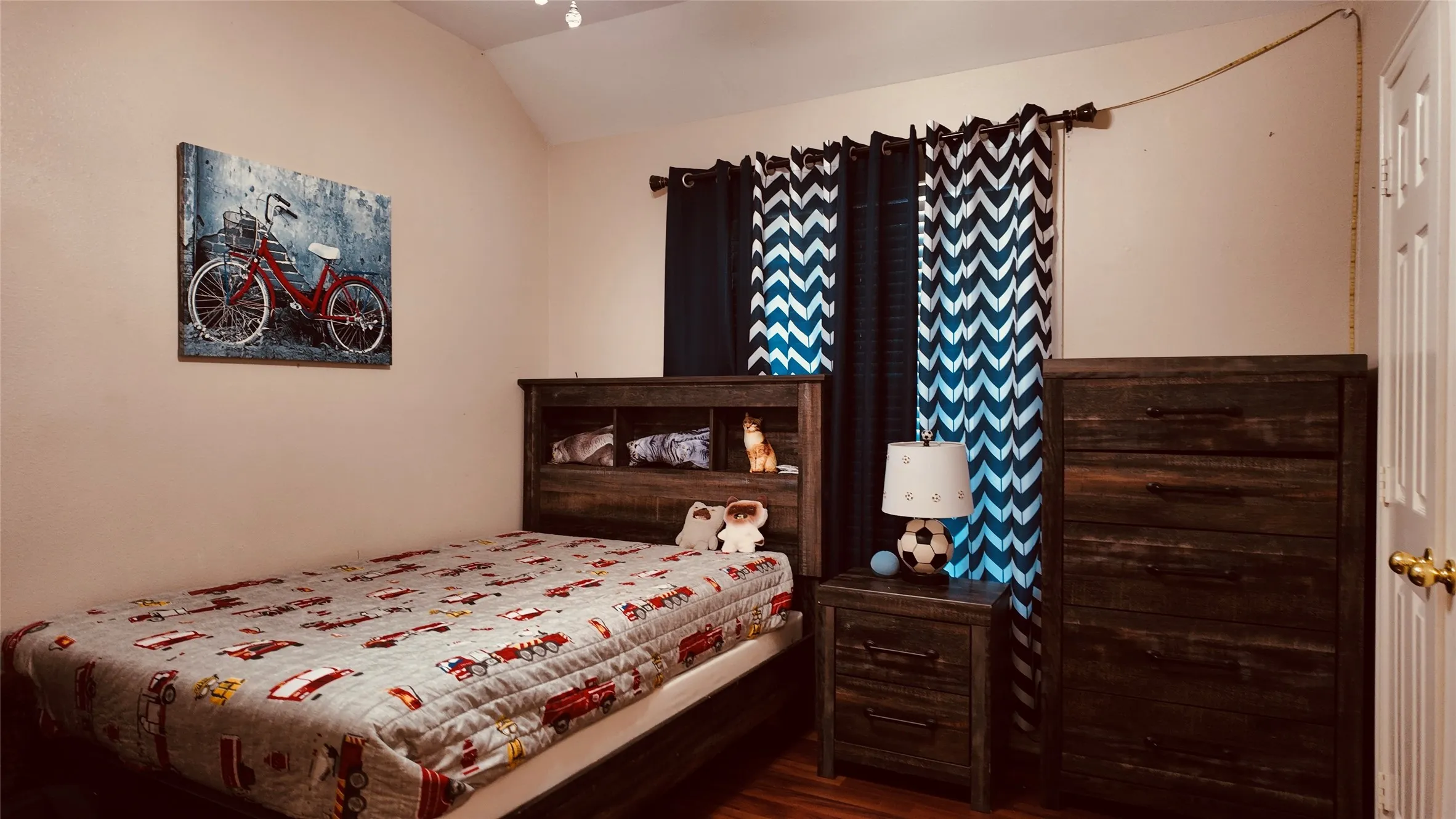 Vaulted ceiling with a flush-mount light fixture