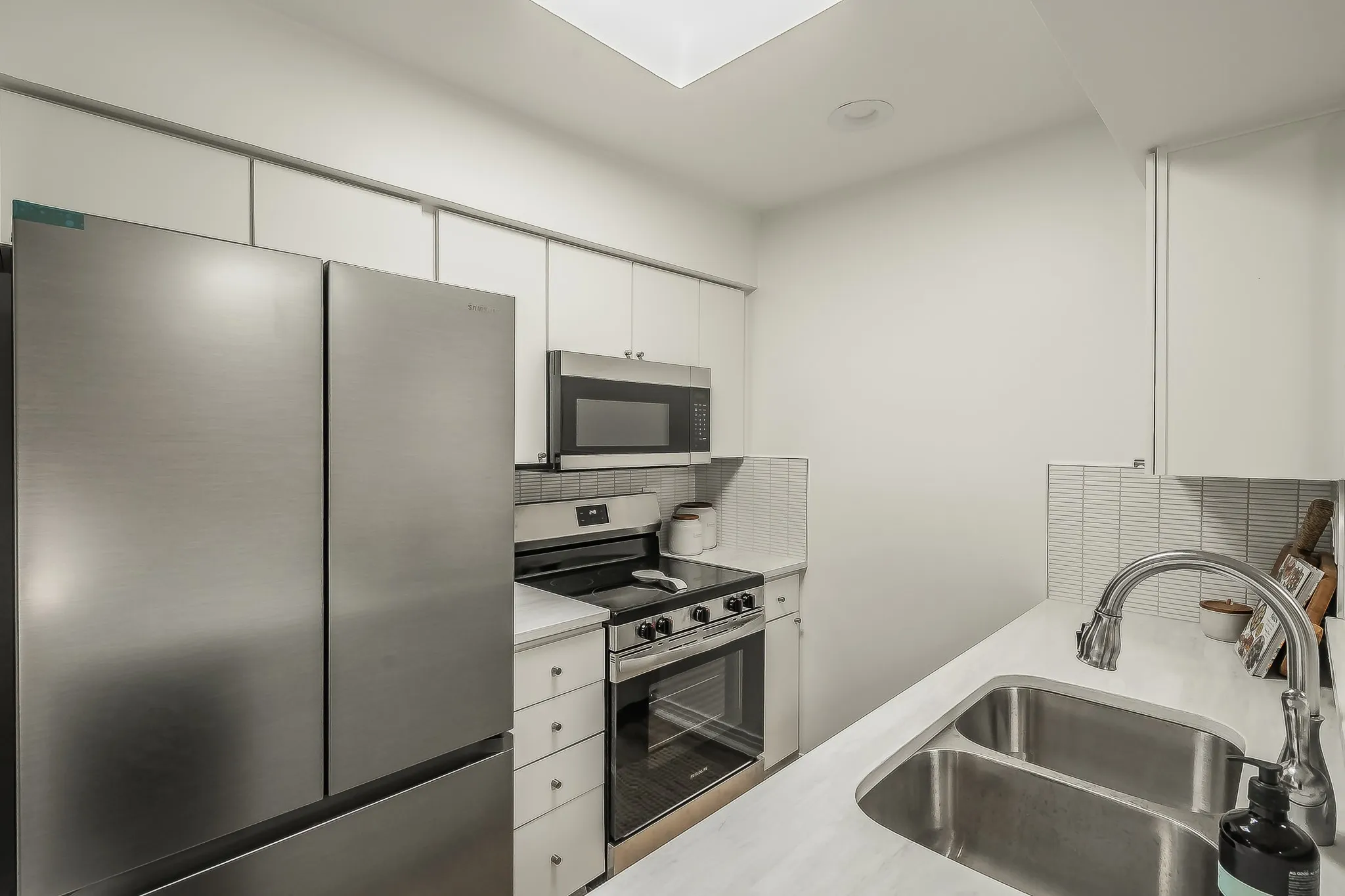 Condominium For Rent in Dallas County , 3711 Holland Avenue 303, Dallas, Texas 75219, 2 Bedroom, 2 Bathroom, Garage spaces, 1,062 Sqft, built in 1968, mls#21396933, Real Estate Agent in Dallas, Homes For Rent in Dallas county, Homes For Rent in Dallas, Realtor in Dallas Texas, Real Estate Brokerage Independent Realty Texas, Luminita Cordes Realtor