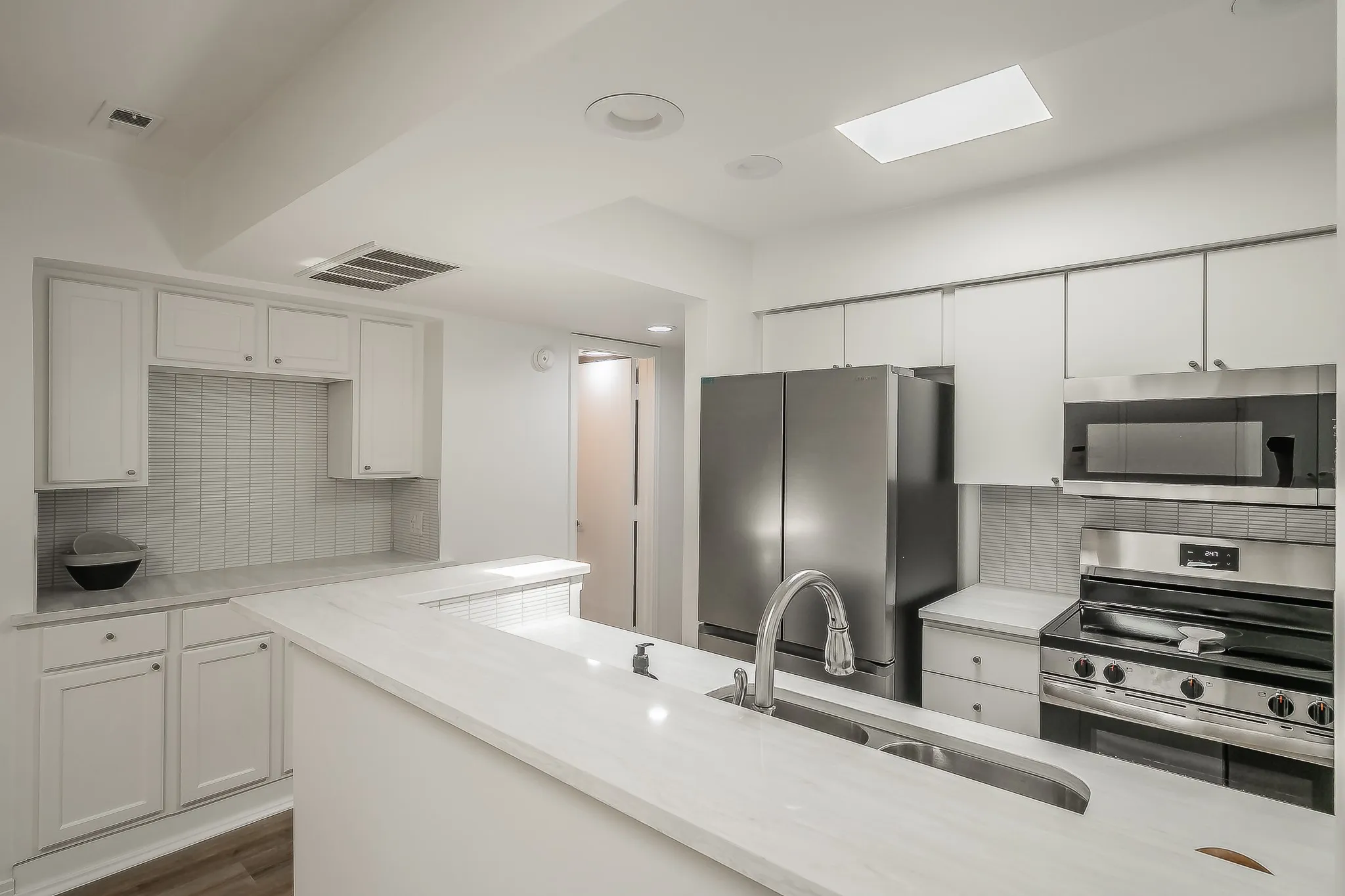 Condominium For Rent in Dallas County , 3711 Holland Avenue 303, Dallas, Texas 75219, 2 Bedroom, 2 Bathroom, Garage spaces, 1,062 Sqft, built in 1968, mls#21396933, Real Estate Agent in Dallas, Homes For Rent in Dallas county, Homes For Rent in Dallas, Realtor in Dallas Texas, Real Estate Brokerage Independent Realty Texas, Luminita Cordes Realtor