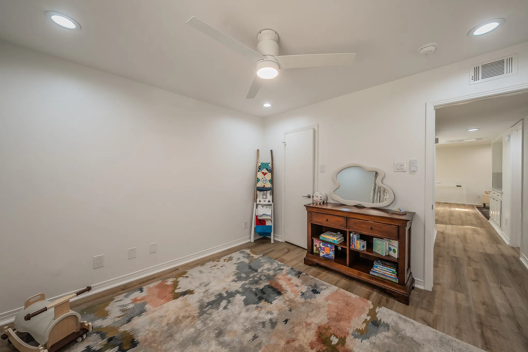 Condominium For Rent in Dallas County , 3711 Holland Avenue 303, Dallas, Texas 75219, 2 Bedroom, 2 Bathroom, Garage spaces, 1,062 Sqft, built in 1968, mls#21396933, Real Estate Agent in Dallas, Homes For Rent in Dallas county, Homes For Rent in Dallas, Realtor in Dallas Texas, Real Estate Brokerage Independent Realty Texas, Luminita Cordes Realtor