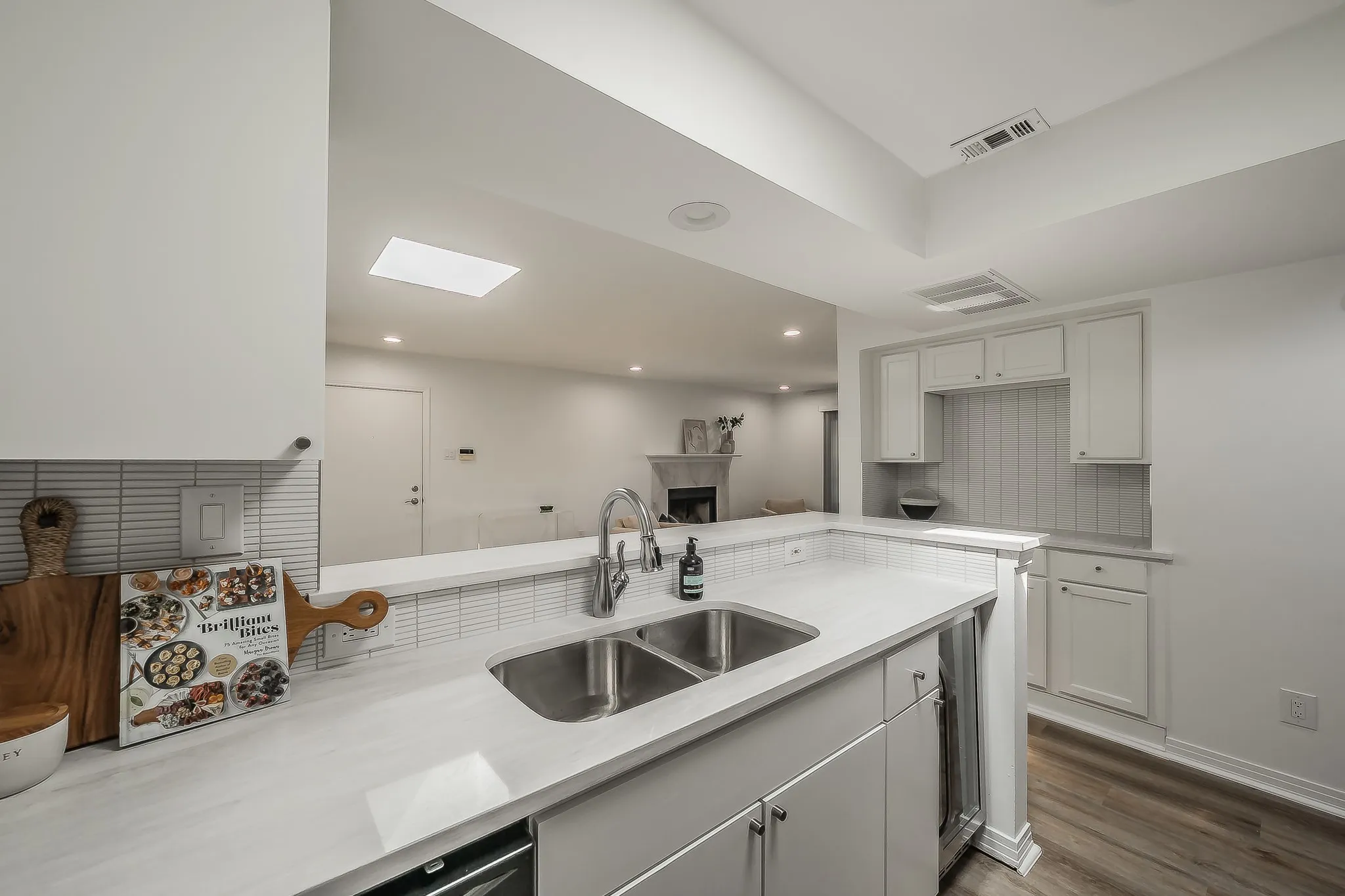 Condominium For Rent in Dallas County , 3711 Holland Avenue 303, Dallas, Texas 75219, 2 Bedroom, 2 Bathroom, Garage spaces, 1,062 Sqft, built in 1968, mls#21396933, Real Estate Agent in Dallas, Homes For Rent in Dallas county, Homes For Rent in Dallas, Realtor in Dallas Texas, Real Estate Brokerage Independent Realty Texas, Luminita Cordes Realtor