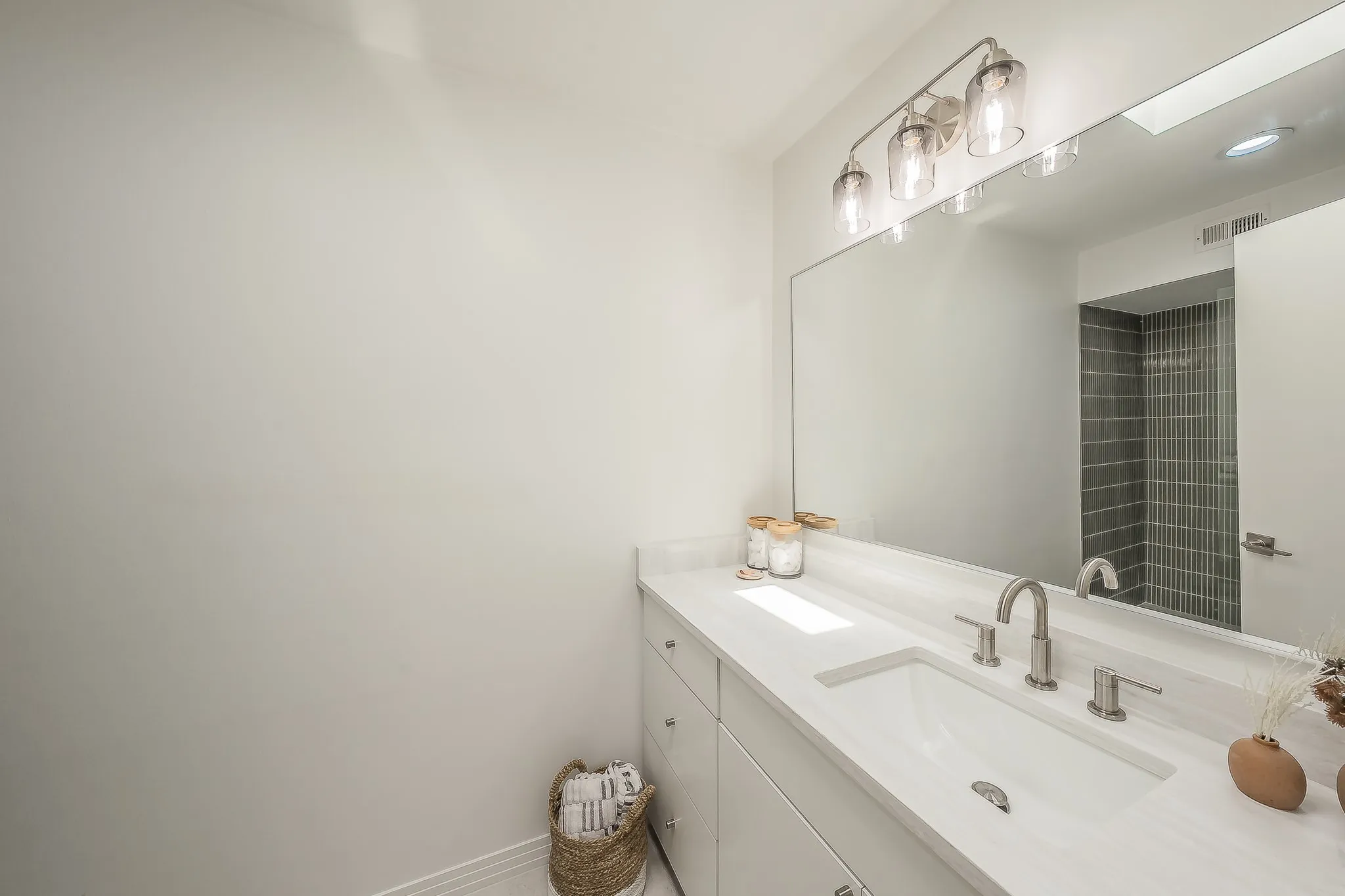 Condominium For Rent in Dallas County , 3711 Holland Avenue 303, Dallas, Texas 75219, 2 Bedroom, 2 Bathroom, Garage spaces, 1,062 Sqft, built in 1968, mls#21396933, Real Estate Agent in Dallas, Homes For Rent in Dallas county, Homes For Rent in Dallas, Realtor in Dallas Texas, Real Estate Brokerage Independent Realty Texas, Luminita Cordes Realtor