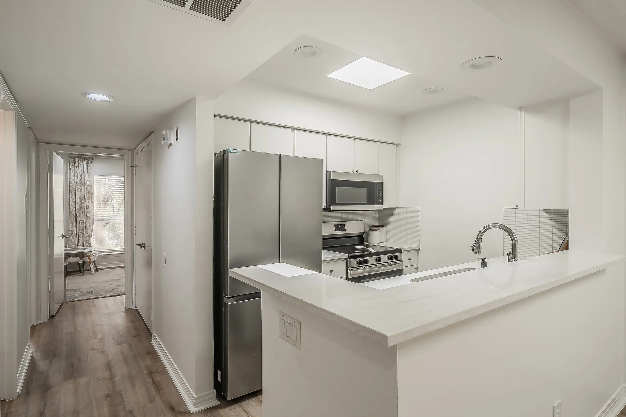 Condominium For Rent in Dallas County , 3711 Holland Avenue 303, Dallas, Texas 75219, 2 Bedroom, 2 Bathroom, Garage spaces, 1,062 Sqft, built in 1968, mls#21396933, Real Estate Agent in Dallas, Homes For Rent in Dallas county, Homes For Rent in Dallas, Realtor in Dallas Texas, Real Estate Brokerage Independent Realty Texas, Luminita Cordes Realtor