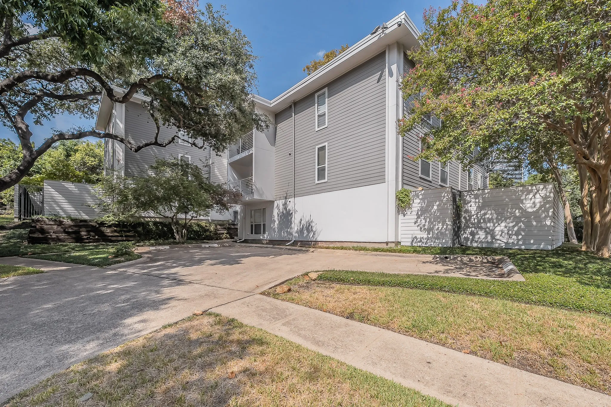 Condominium For Rent in Dallas County , 3711 Holland Avenue 303, Dallas, Texas 75219, 2 Bedroom, 2 Bathroom, Garage spaces, 1,062 Sqft, built in 1968, mls#21396933, Real Estate Agent in Dallas, Homes For Rent in Dallas county, Homes For Rent in Dallas, Realtor in Dallas Texas, Real Estate Brokerage Independent Realty Texas, Luminita Cordes Realtor