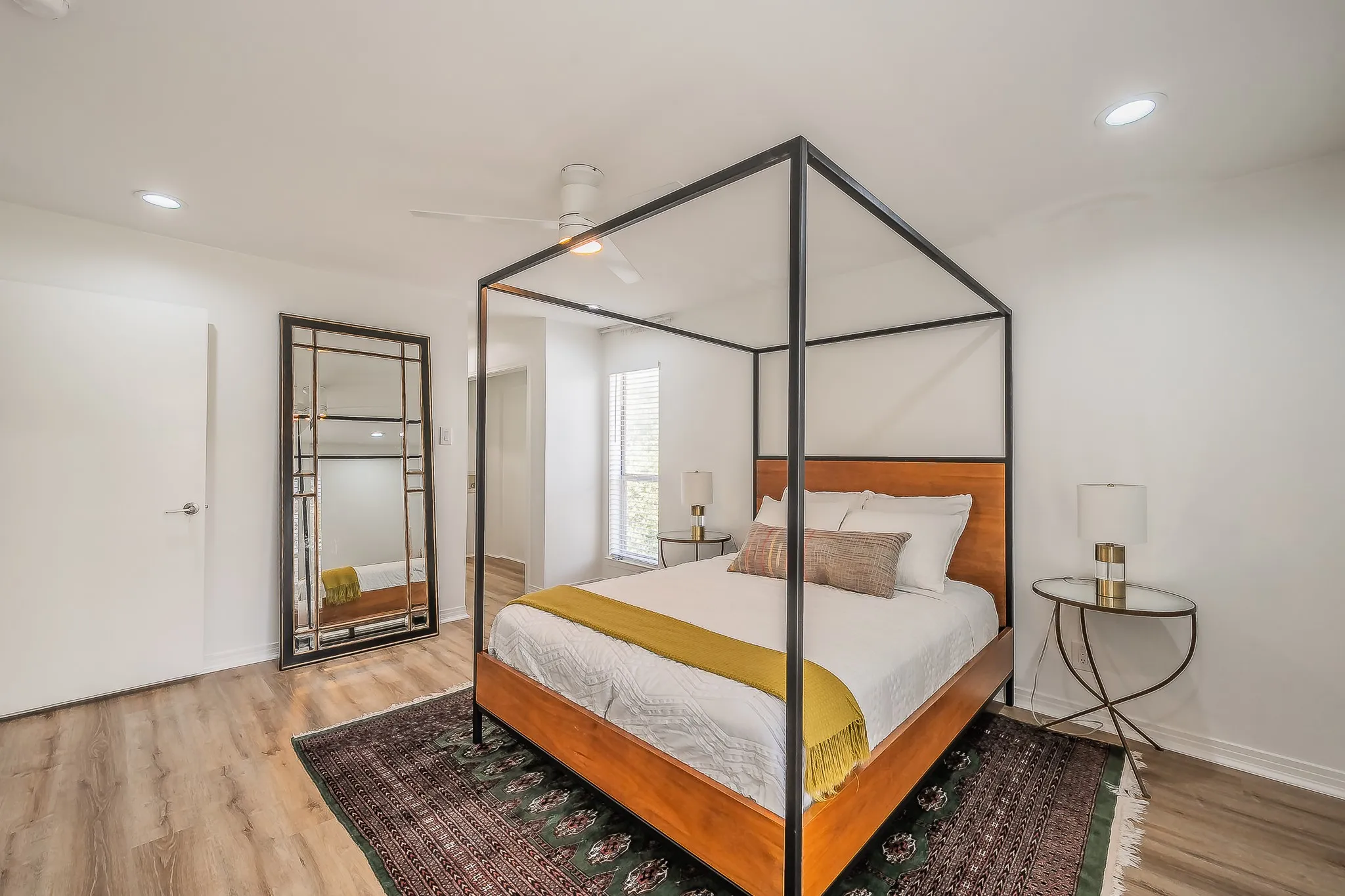 Condominium For Rent in Dallas County , 3711 Holland Avenue 303, Dallas, Texas 75219, 2 Bedroom, 2 Bathroom, Garage spaces, 1,062 Sqft, built in 1968, mls#21396933, Real Estate Agent in Dallas, Homes For Rent in Dallas county, Homes For Rent in Dallas, Realtor in Dallas Texas, Real Estate Brokerage Independent Realty Texas, Luminita Cordes Realtor