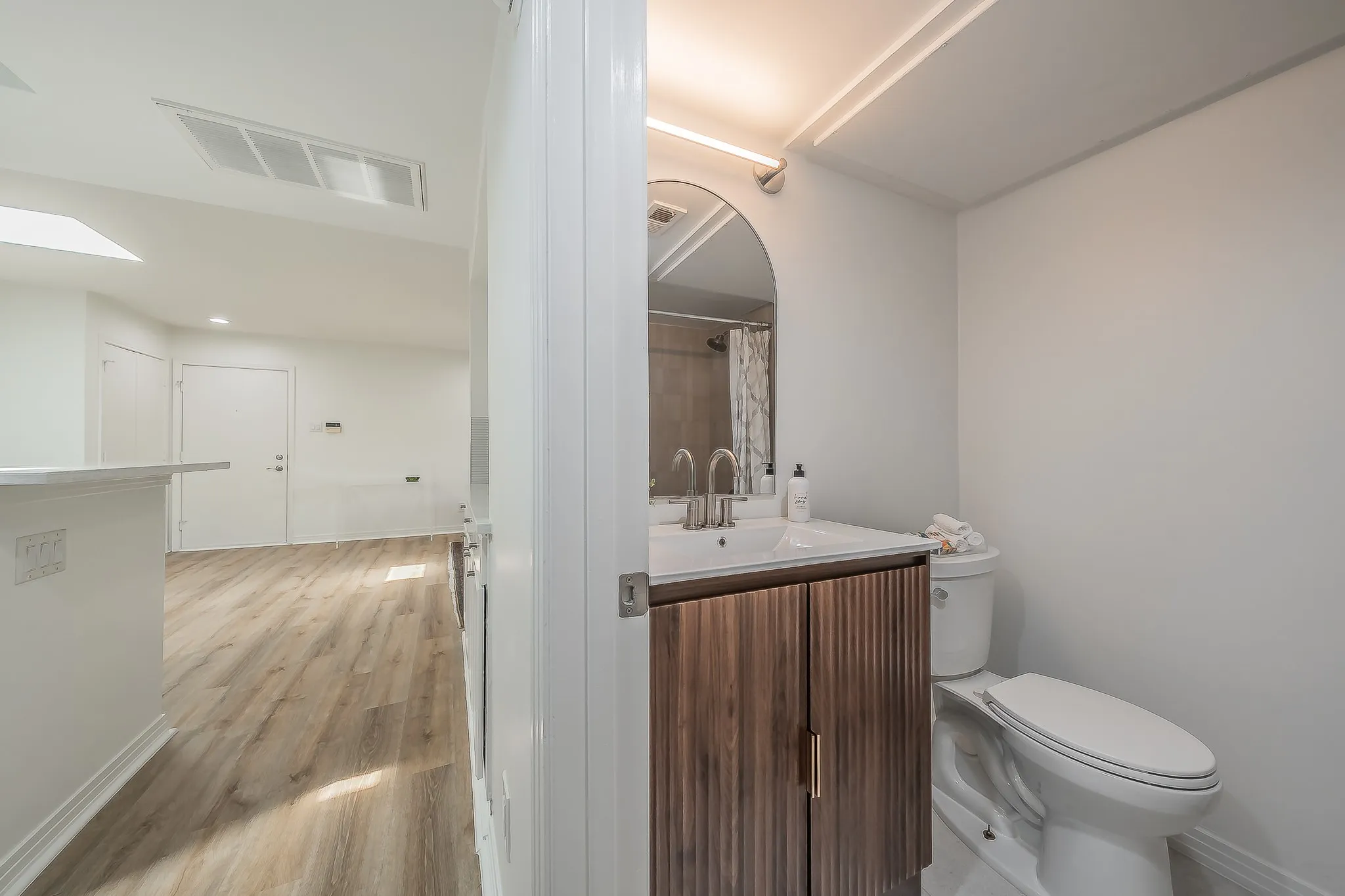 Condominium For Rent in Dallas County , 3711 Holland Avenue 303, Dallas, Texas 75219, 2 Bedroom, 2 Bathroom, Garage spaces, 1,062 Sqft, built in 1968, mls#21396933, Real Estate Agent in Dallas, Homes For Rent in Dallas county, Homes For Rent in Dallas, Realtor in Dallas Texas, Real Estate Brokerage Independent Realty Texas, Luminita Cordes Realtor