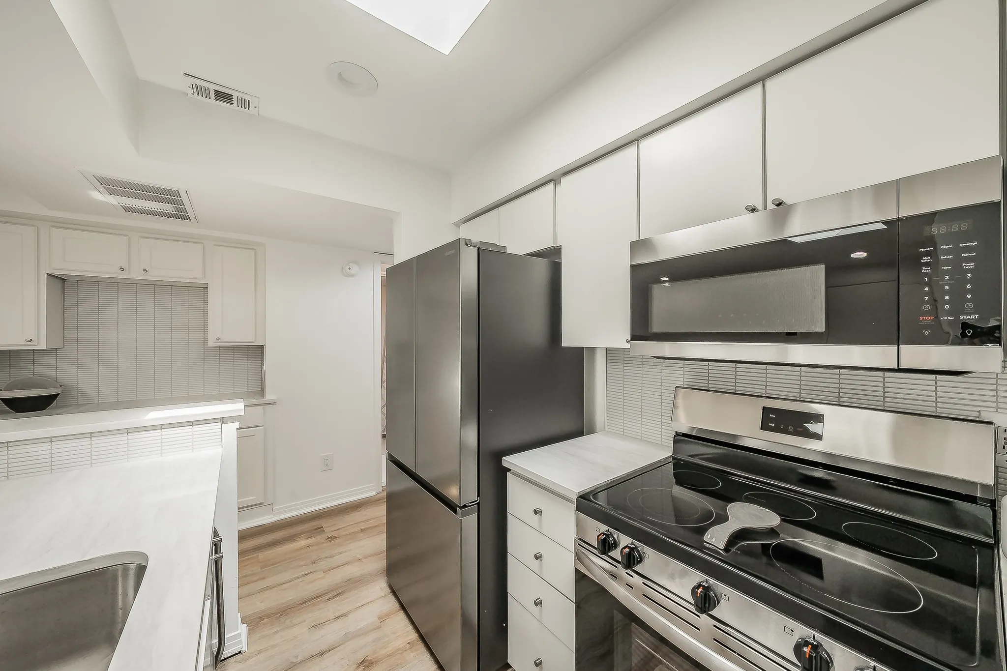 Condominium For Rent in Dallas County , 3711 Holland Avenue 303, Dallas, Texas 75219, 2 Bedroom, 2 Bathroom, Garage spaces, 1,062 Sqft, built in 1968, mls#21396933, Real Estate Agent in Dallas, Homes For Rent in Dallas county, Homes For Rent in Dallas, Realtor in Dallas Texas, Real Estate Brokerage Independent Realty Texas, Luminita Cordes Realtor