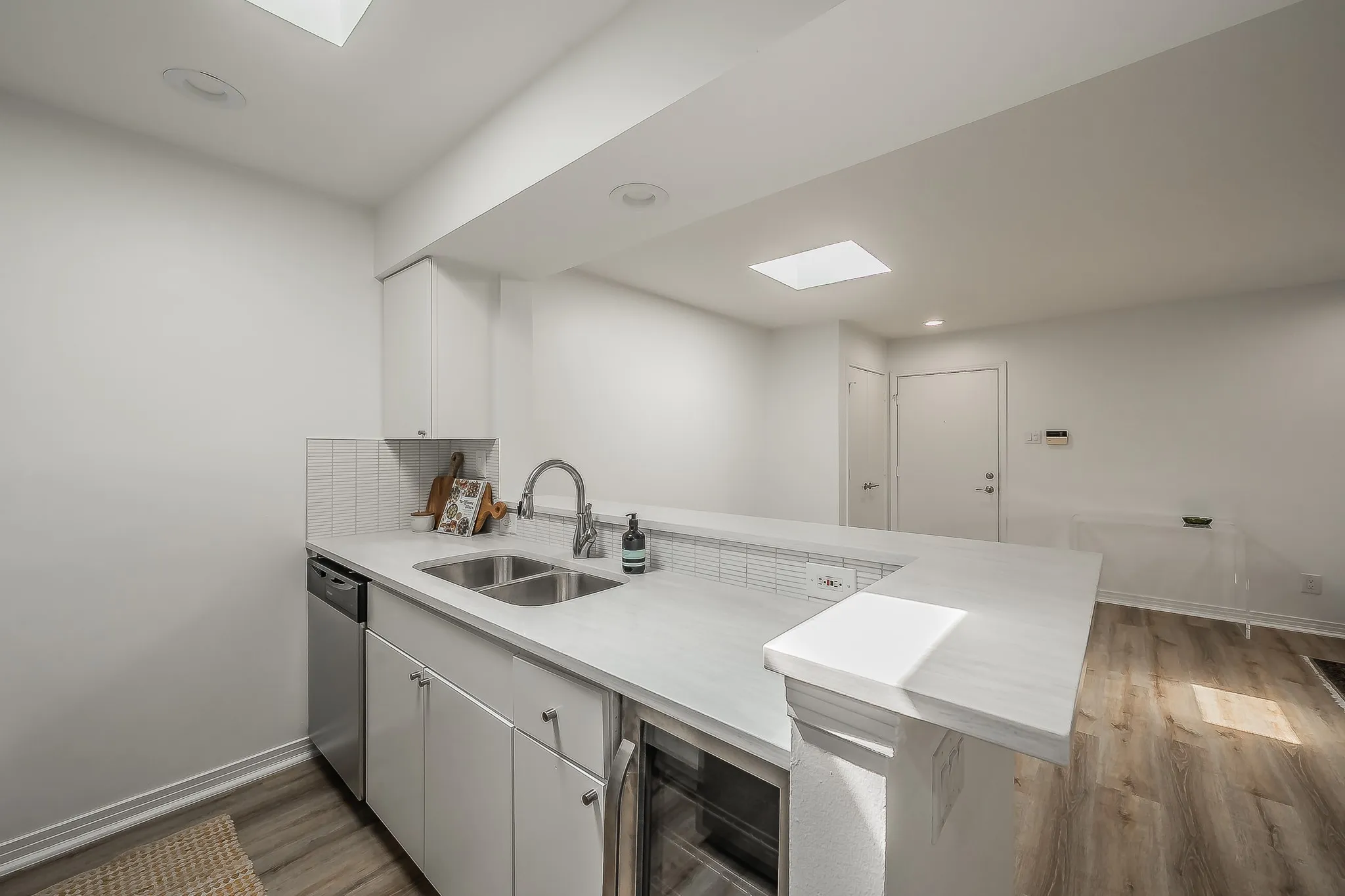 Condominium For Rent in Dallas County , 3711 Holland Avenue 303, Dallas, Texas 75219, 2 Bedroom, 2 Bathroom, Garage spaces, 1,062 Sqft, built in 1968, mls#21396933, Real Estate Agent in Dallas, Homes For Rent in Dallas county, Homes For Rent in Dallas, Realtor in Dallas Texas, Real Estate Brokerage Independent Realty Texas, Luminita Cordes Realtor