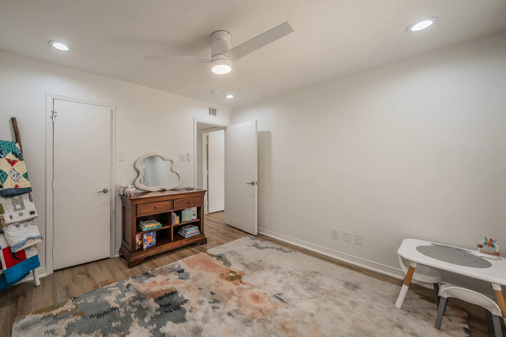 Condominium For Rent in Dallas County , 3711 Holland Avenue 303, Dallas, Texas 75219, 2 Bedroom, 2 Bathroom, Garage spaces, 1,062 Sqft, built in 1968, mls#21396933, Real Estate Agent in Dallas, Homes For Rent in Dallas county, Homes For Rent in Dallas, Realtor in Dallas Texas, Real Estate Brokerage Independent Realty Texas, Luminita Cordes Realtor
