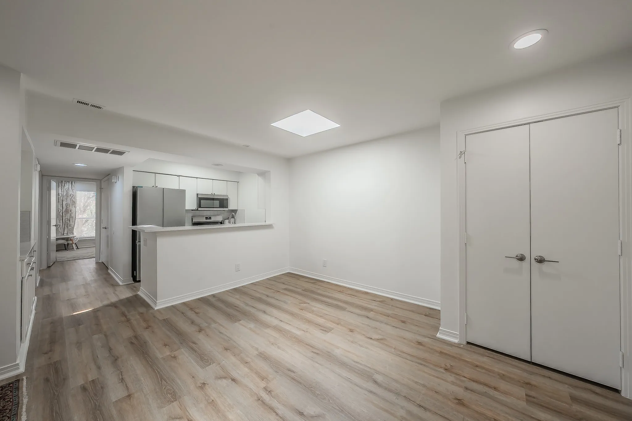 Condominium For Rent in Dallas County , 3711 Holland Avenue 303, Dallas, Texas 75219, 2 Bedroom, 2 Bathroom, Garage spaces, 1,062 Sqft, built in 1968, mls#21396933, Real Estate Agent in Dallas, Homes For Rent in Dallas county, Homes For Rent in Dallas, Realtor in Dallas Texas, Real Estate Brokerage Independent Realty Texas, Luminita Cordes Realtor